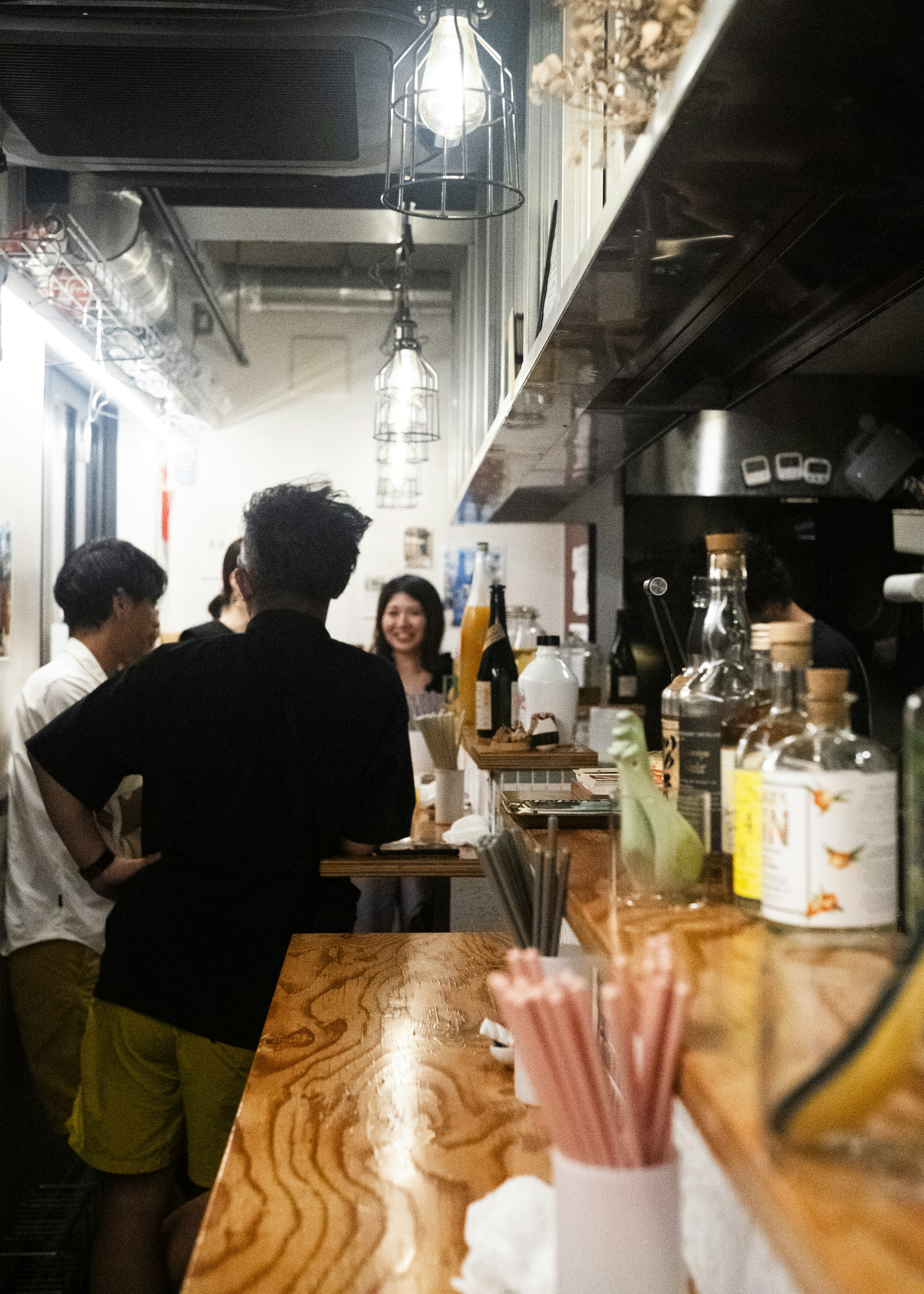 Un grupo de personas de pie alrededor de un bar
