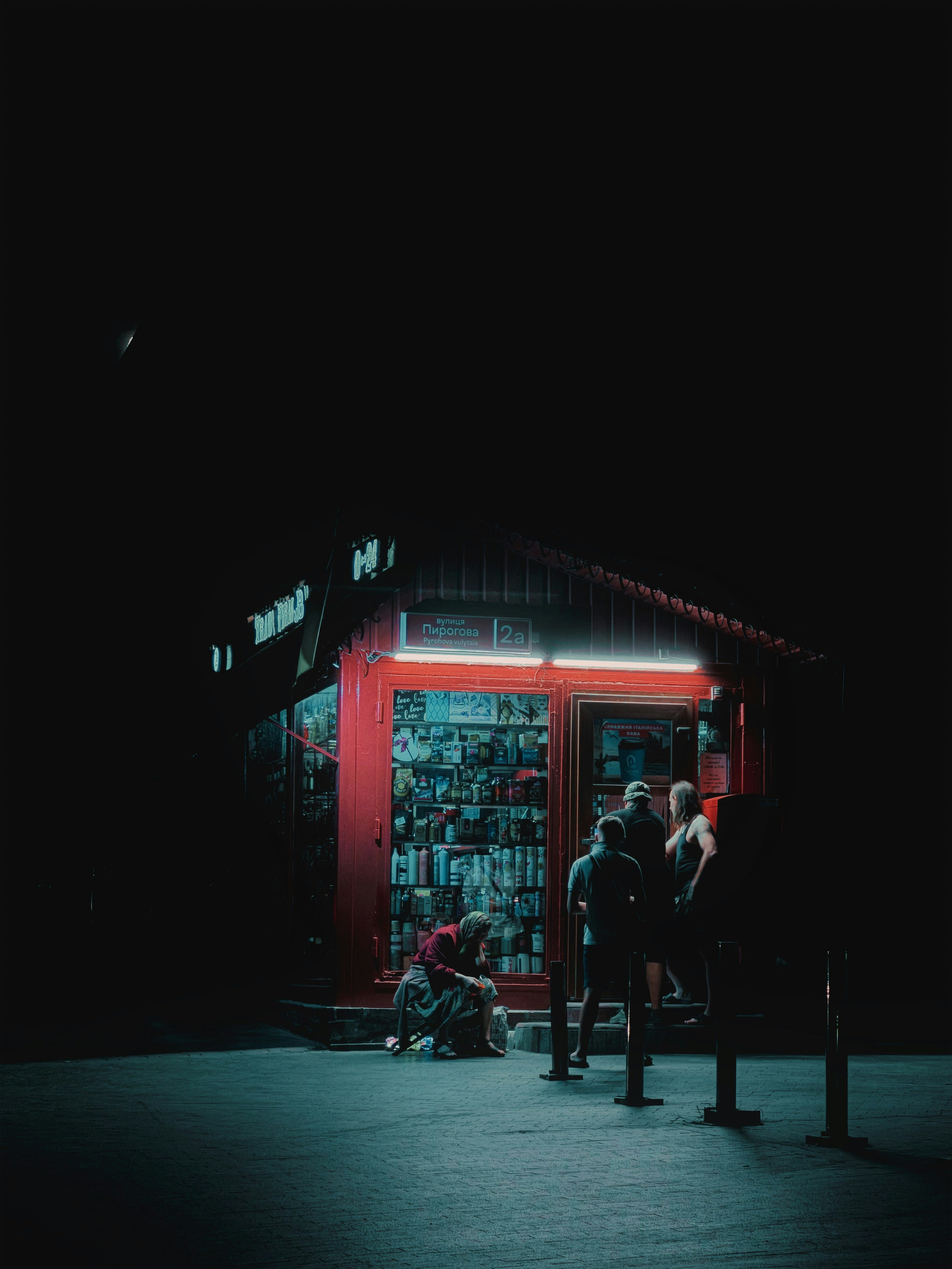 Un gruppo di persone, in piedi fuori, uno, edificio rosso