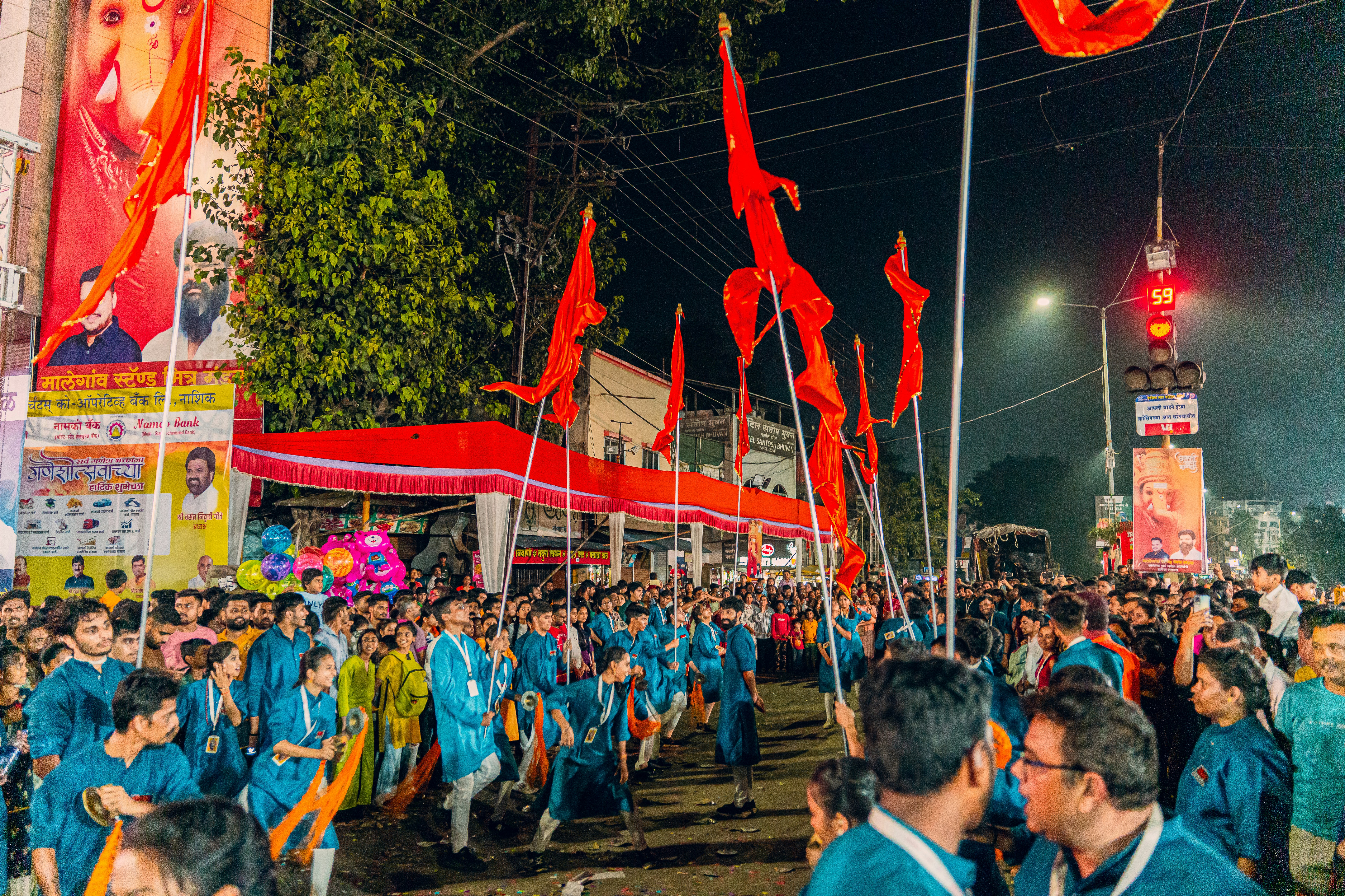 Sekelompok besar orang berjalan di jalan
