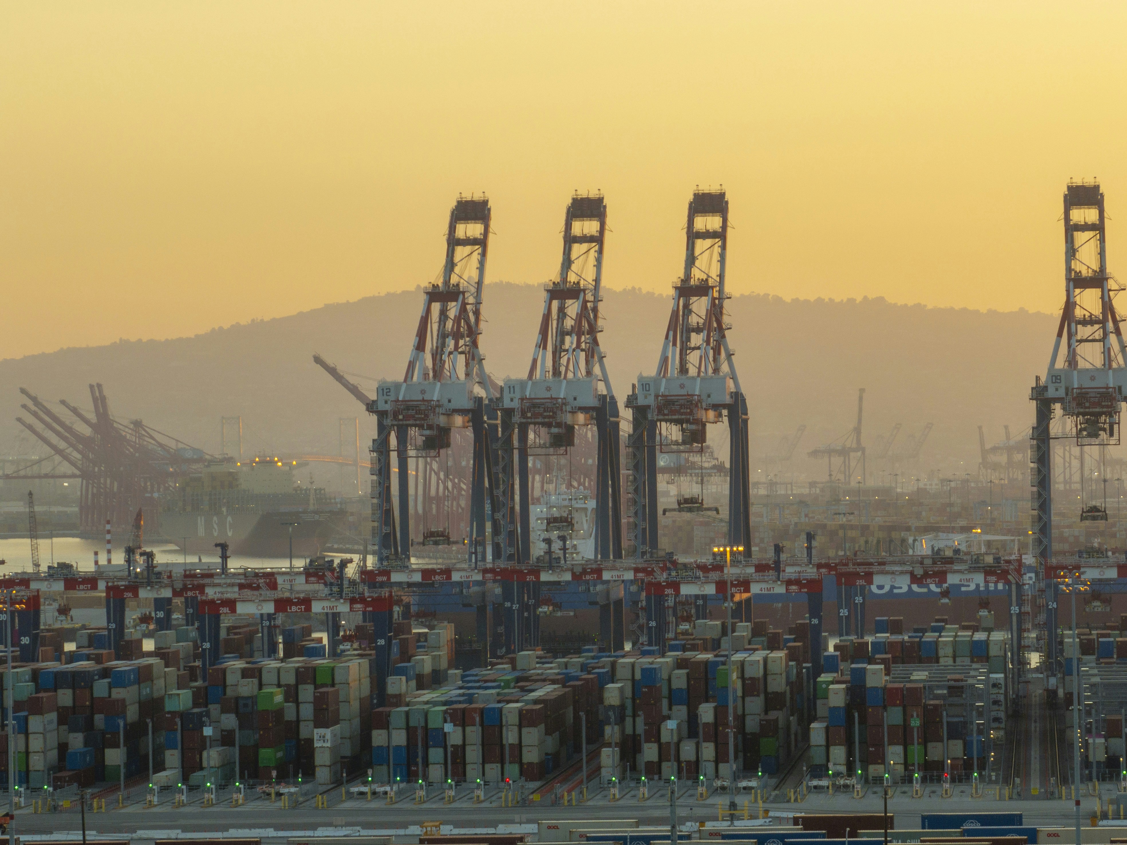 Conteneurs de fret maritime en acier au coucher du soleil, logistique internationale, port industriel avec grues