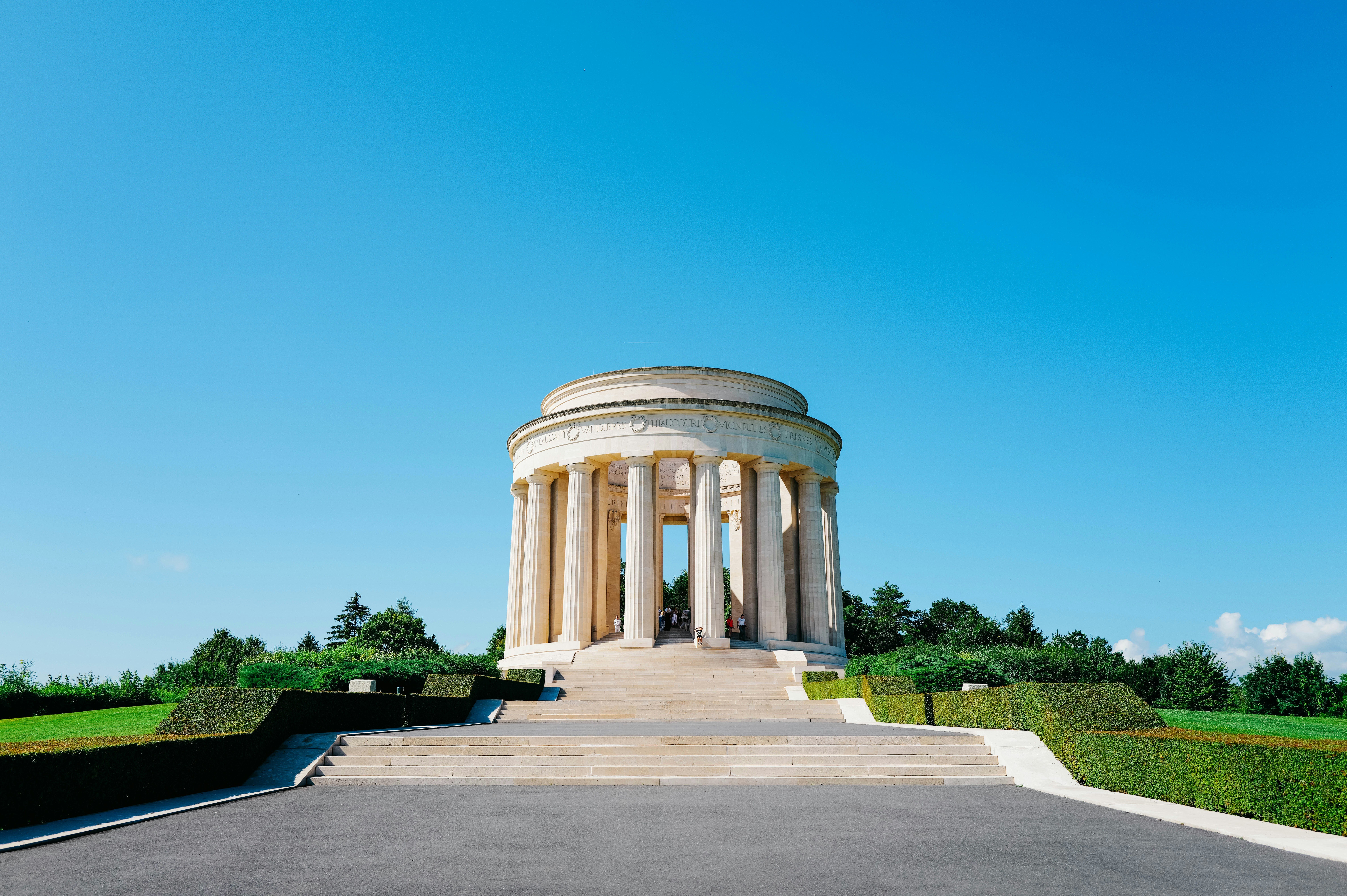 Un monumento blanco sentado al costado de una carretera