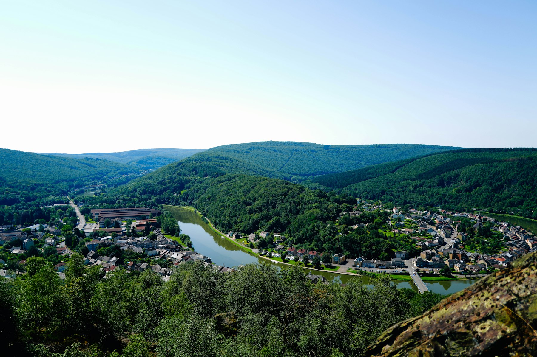 Een stadje in een bosrijke vallei in de Ardennen