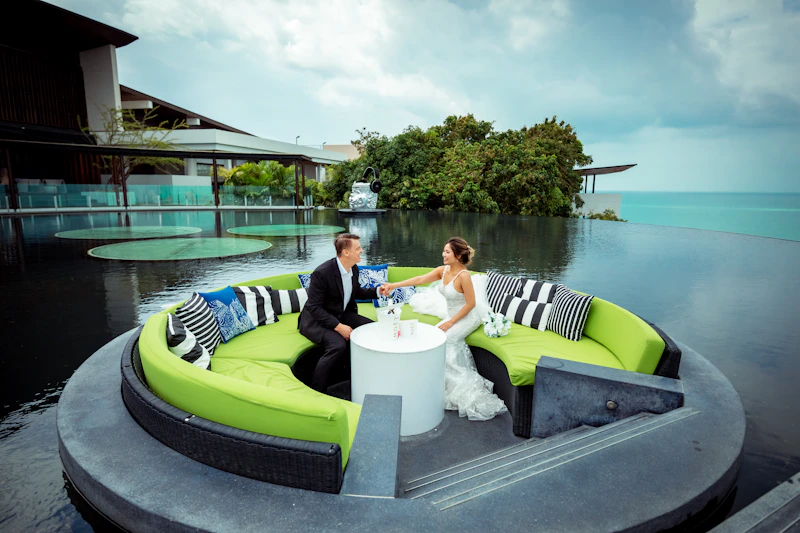 pareja cómoda en sofá verde