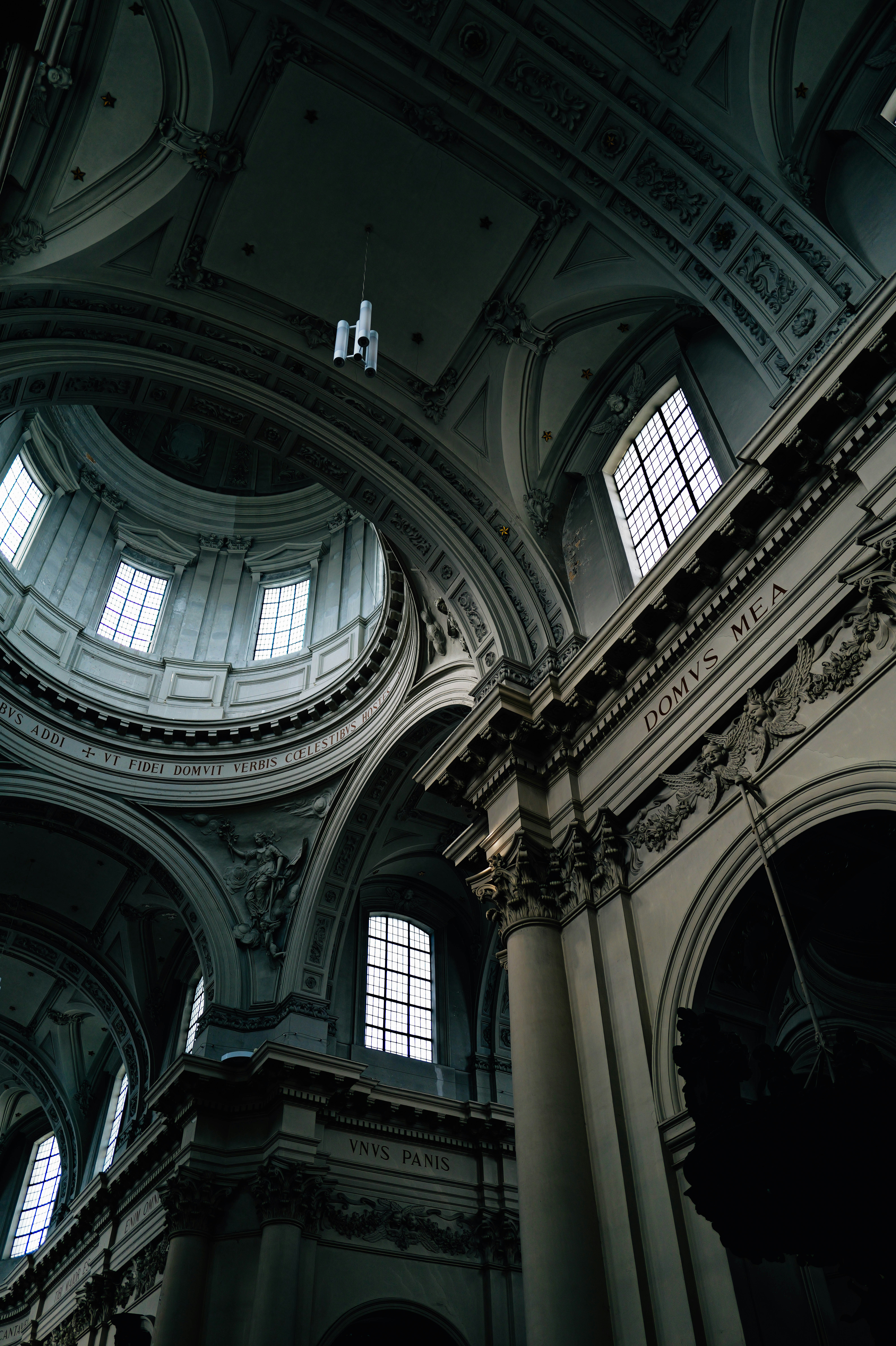 Photo by adrienolichon