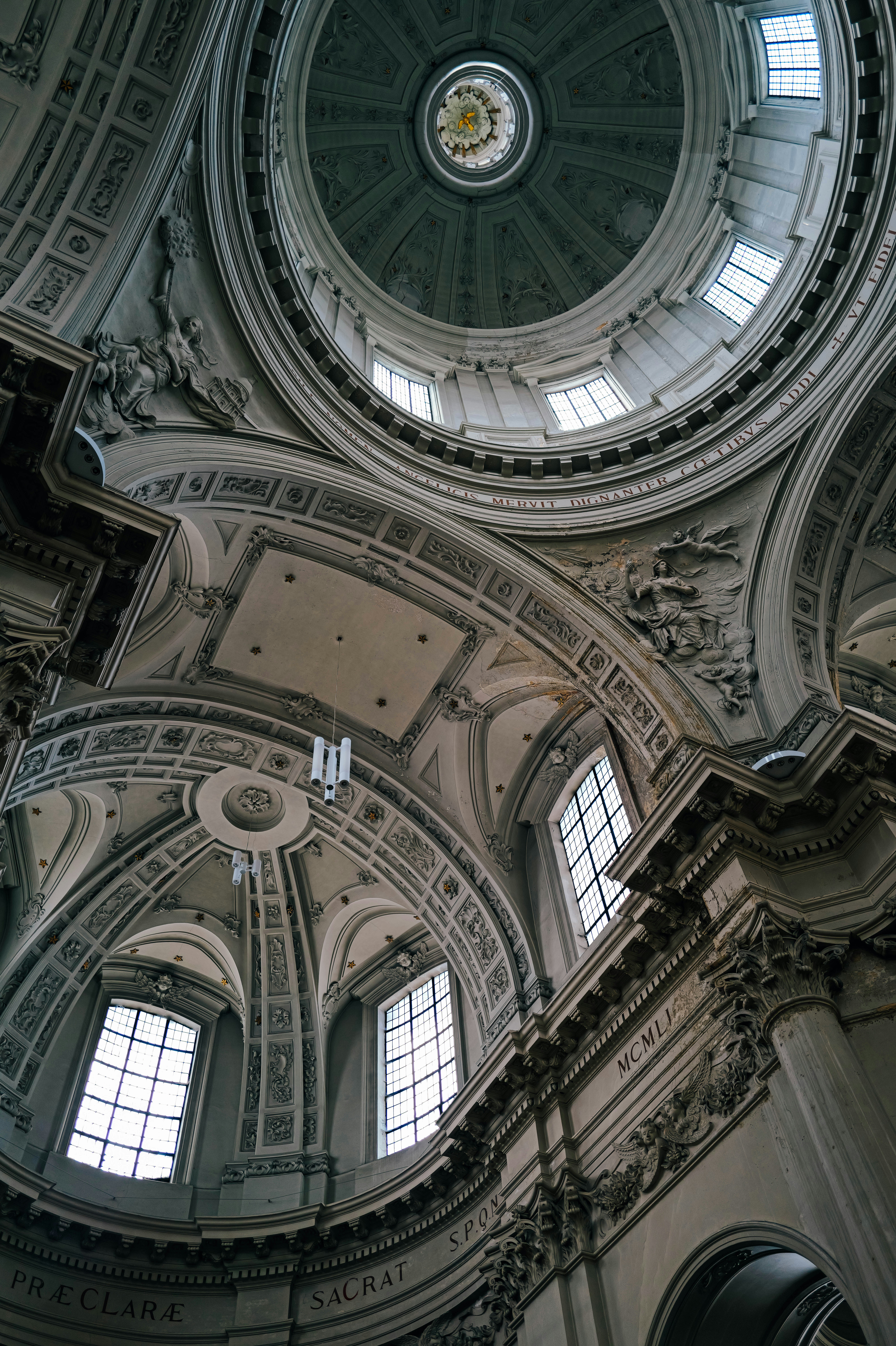 Photo by adrienolichon