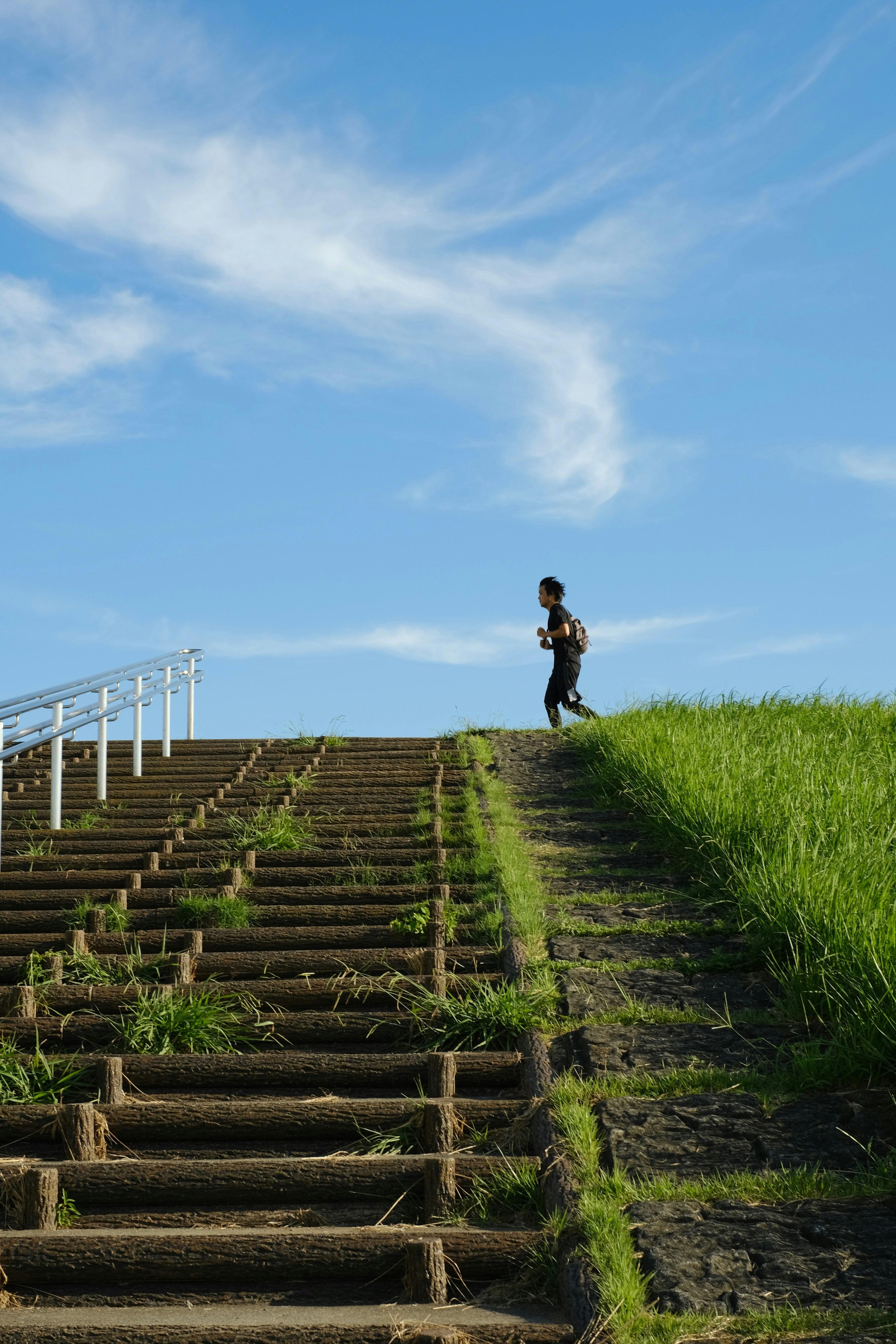 계단 위에 서 있는 남자