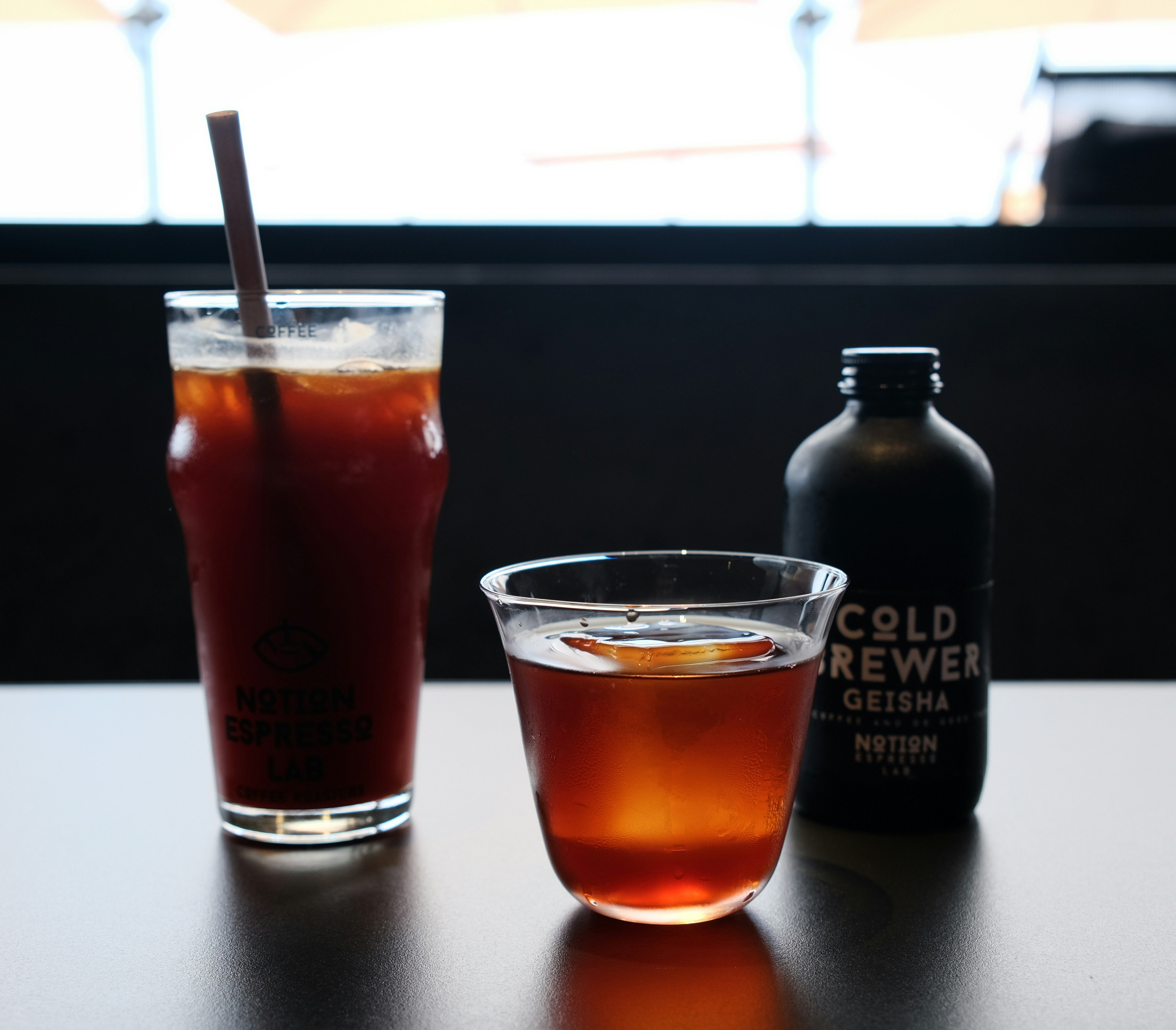 Une table avec une boisson et une bouteille dessus