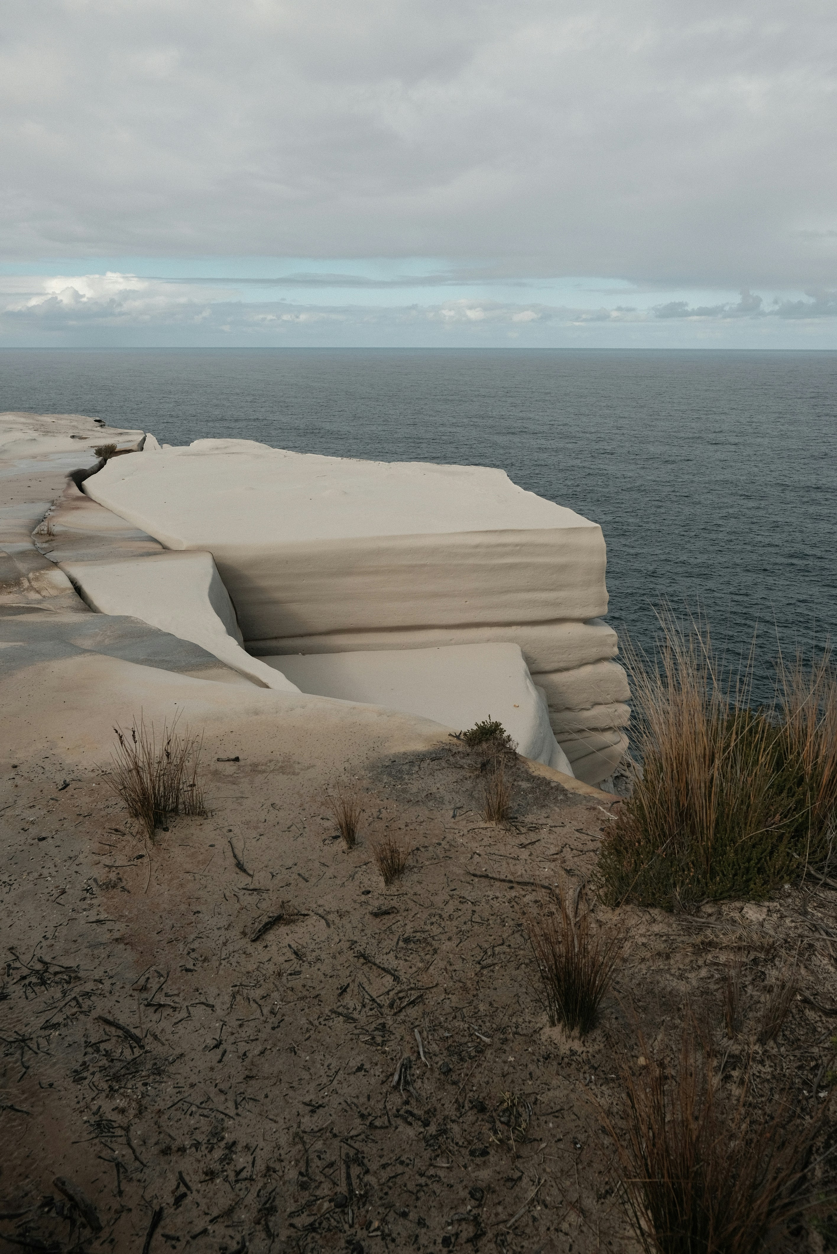 wedding cake layers, ilustrasi artikel Decadent Delights: Your Ultimate Guide to Wedding Cake Flavors 1