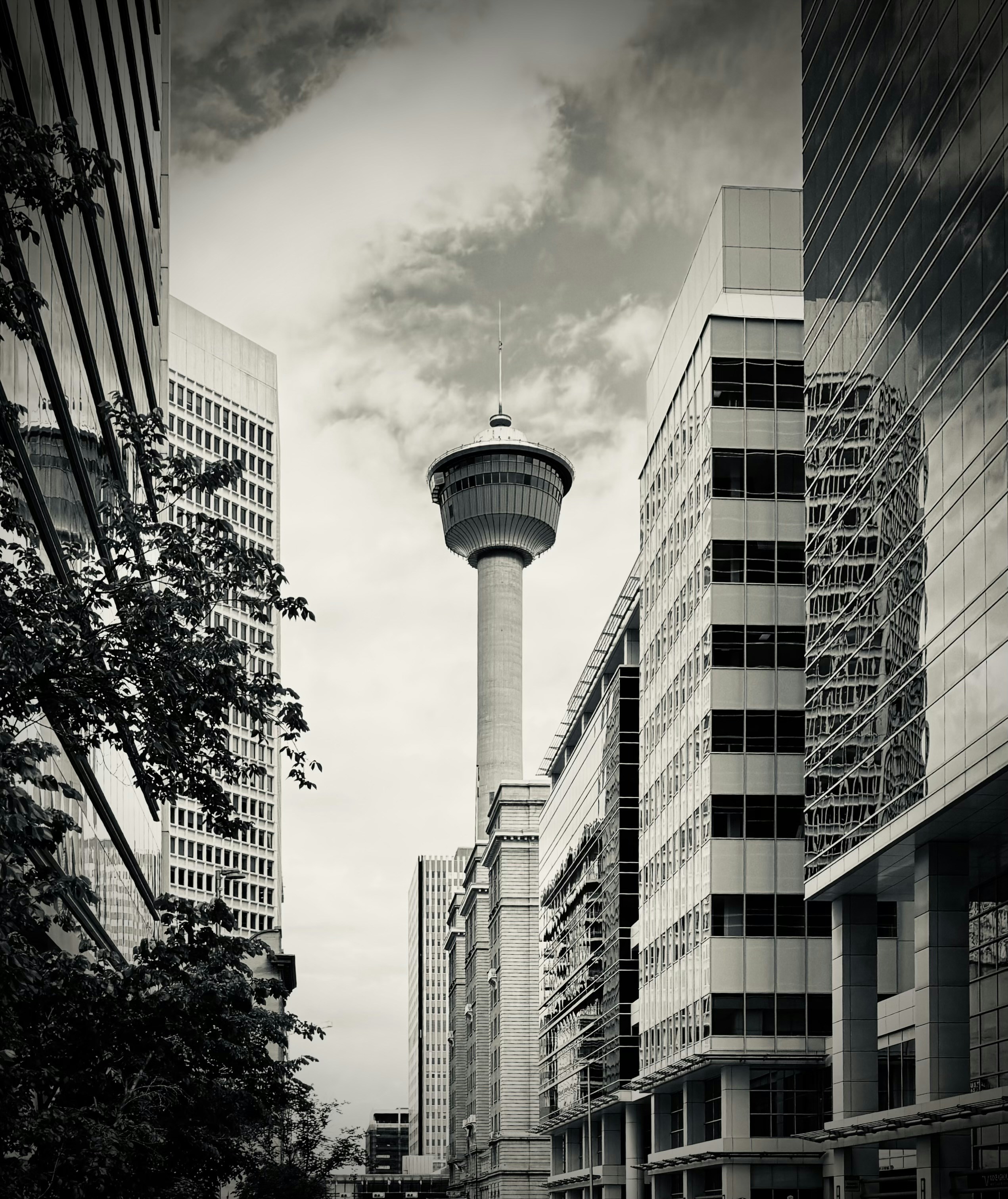 A black and white photo of a city street