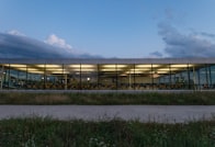 Carte SIM Airtel avec logo et portefeuille mobile illustré