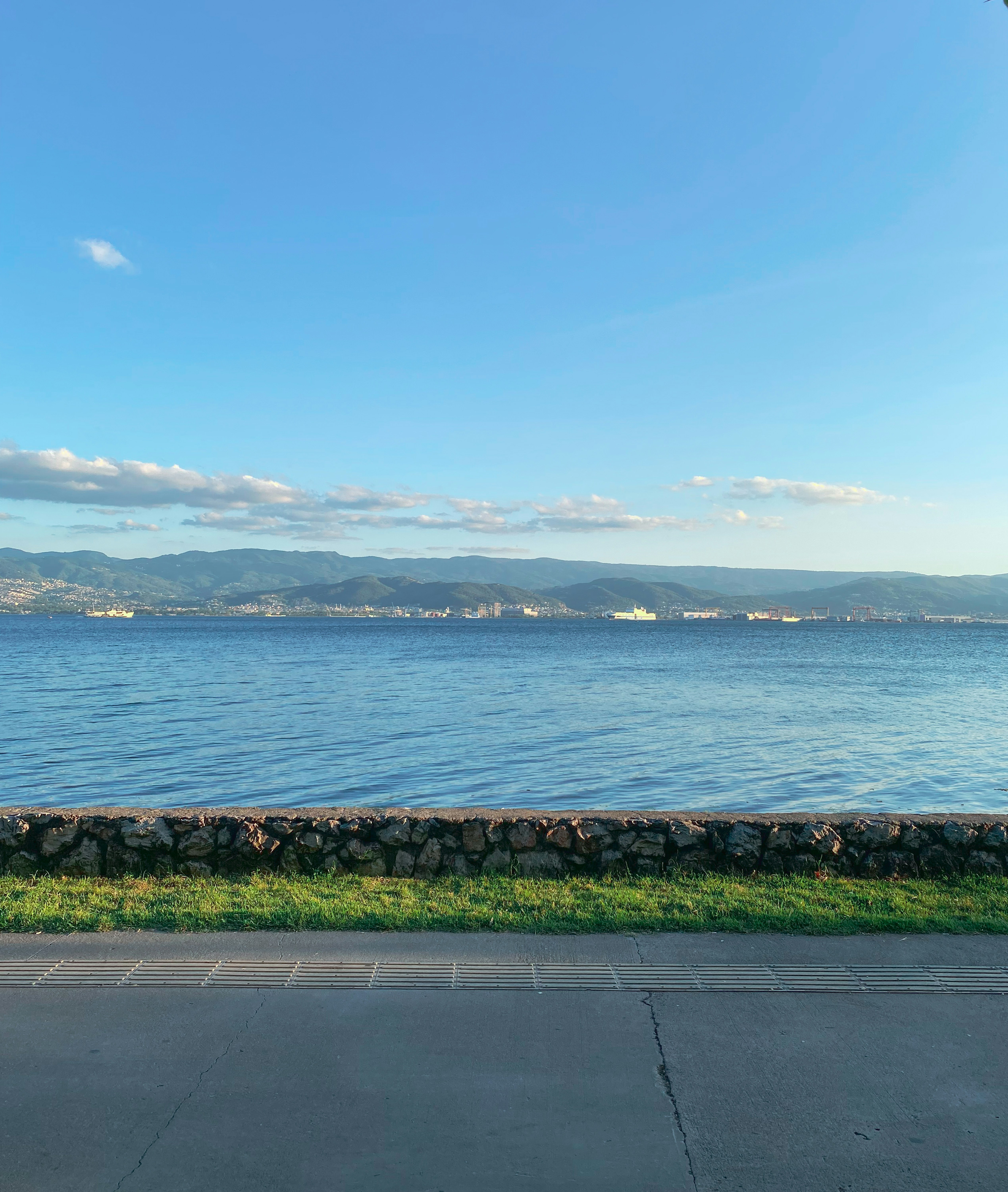 Una vista de un cuerpo de agua desde una acera