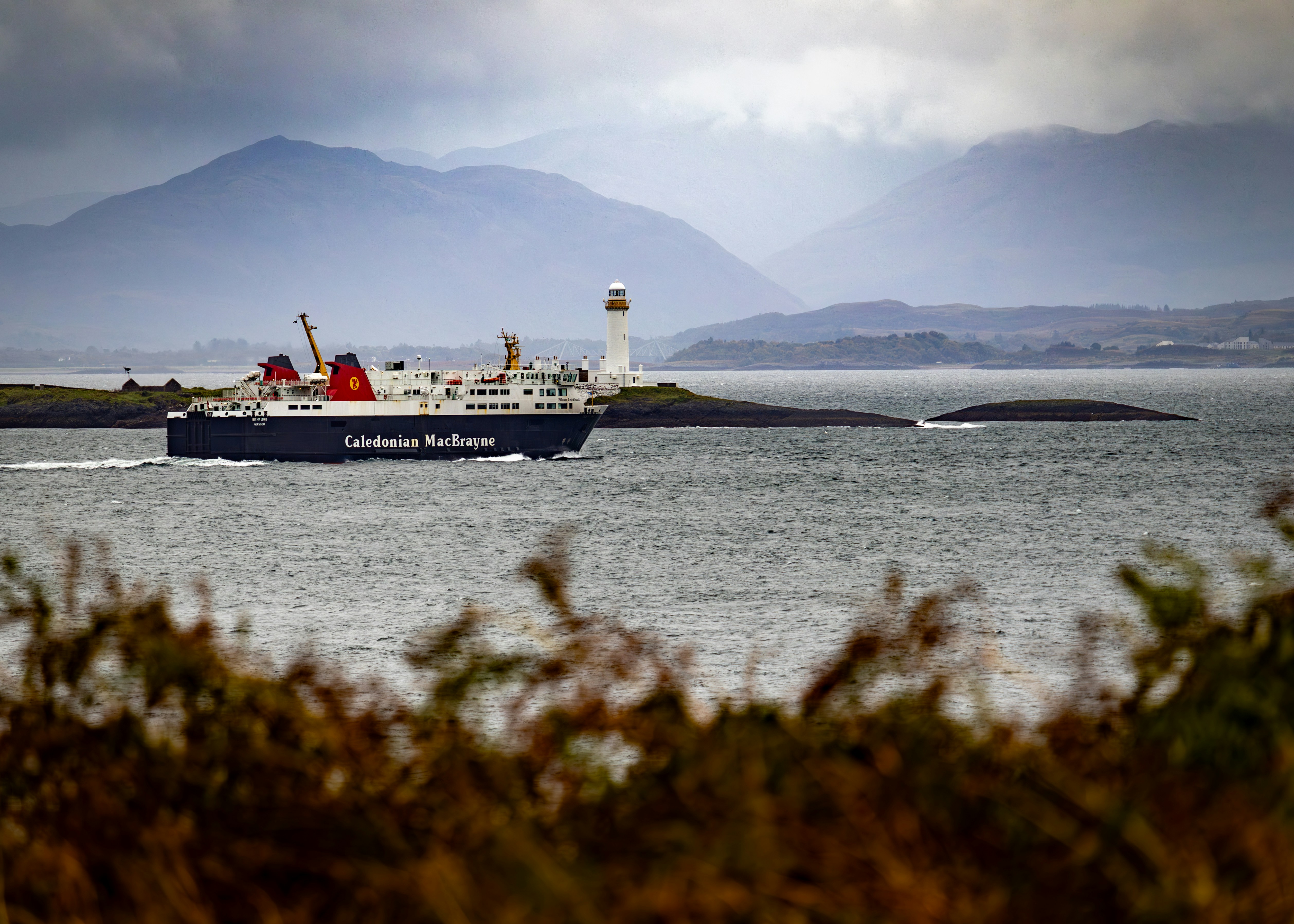 Un barco grande que viaja a través de una gran masa de agua