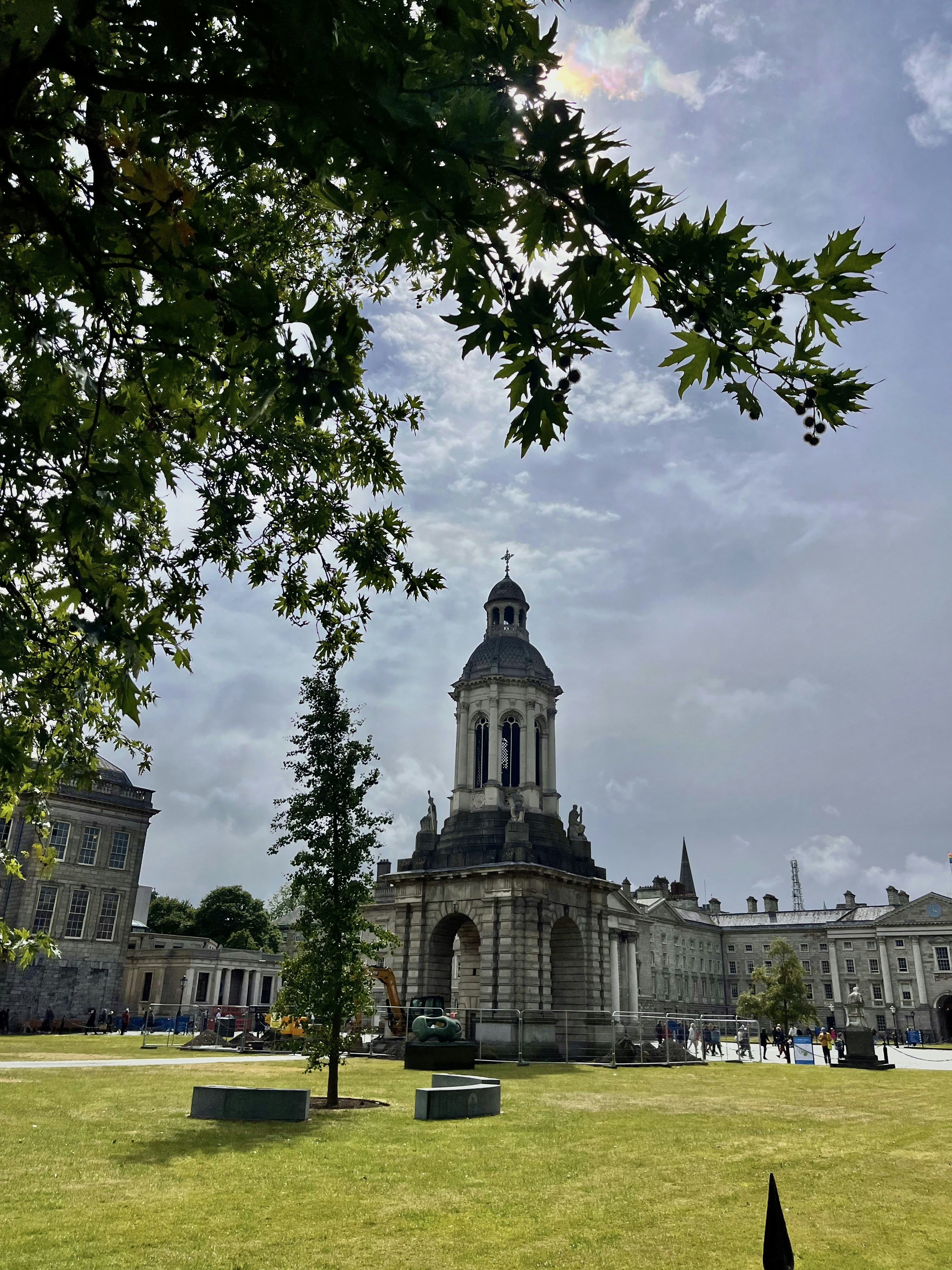 大きな建物の上に時計台が建ち並んでいます