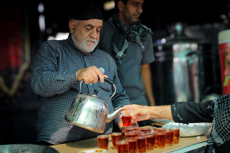 Çay ocağında çay dolduran esnaf