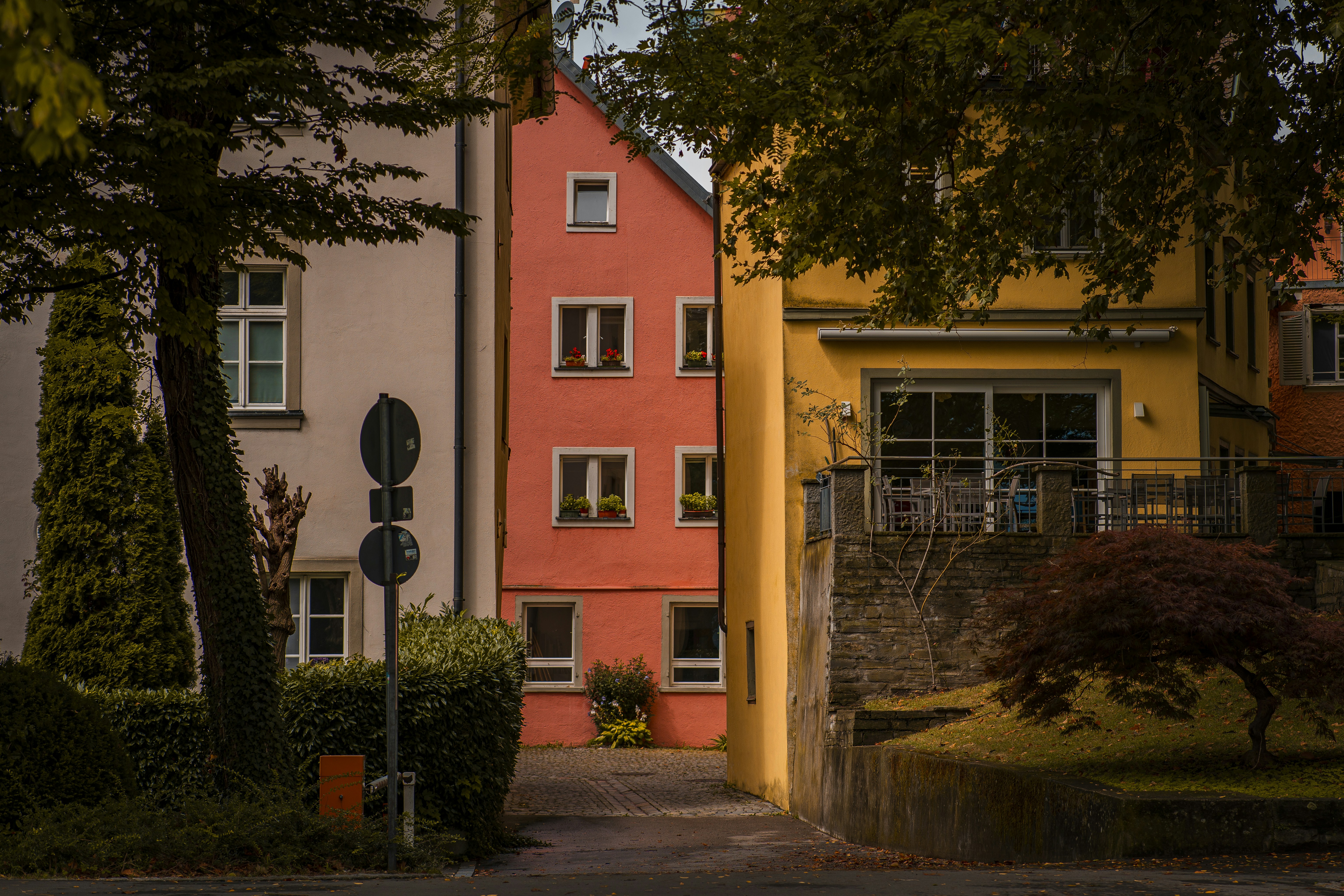 Almanya'da bir masada oturan, elinde hesap makinesi ve önünde Euro banknotları ile ev anahtarı bulunan, bütçe planlaması yapan düşünceli bir üniversite öğrencisi.