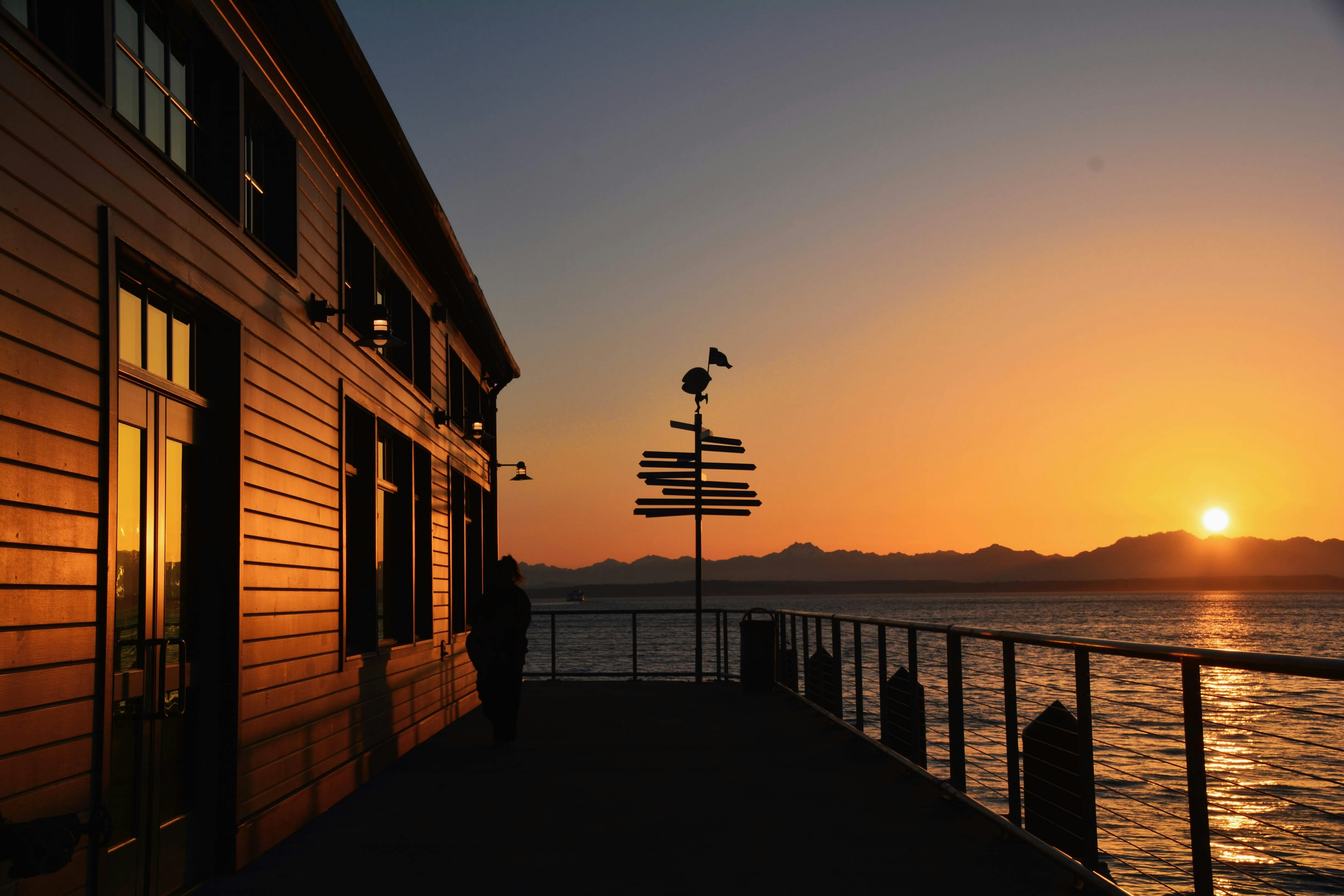 El sol se pone sobre el agua desde un muelle