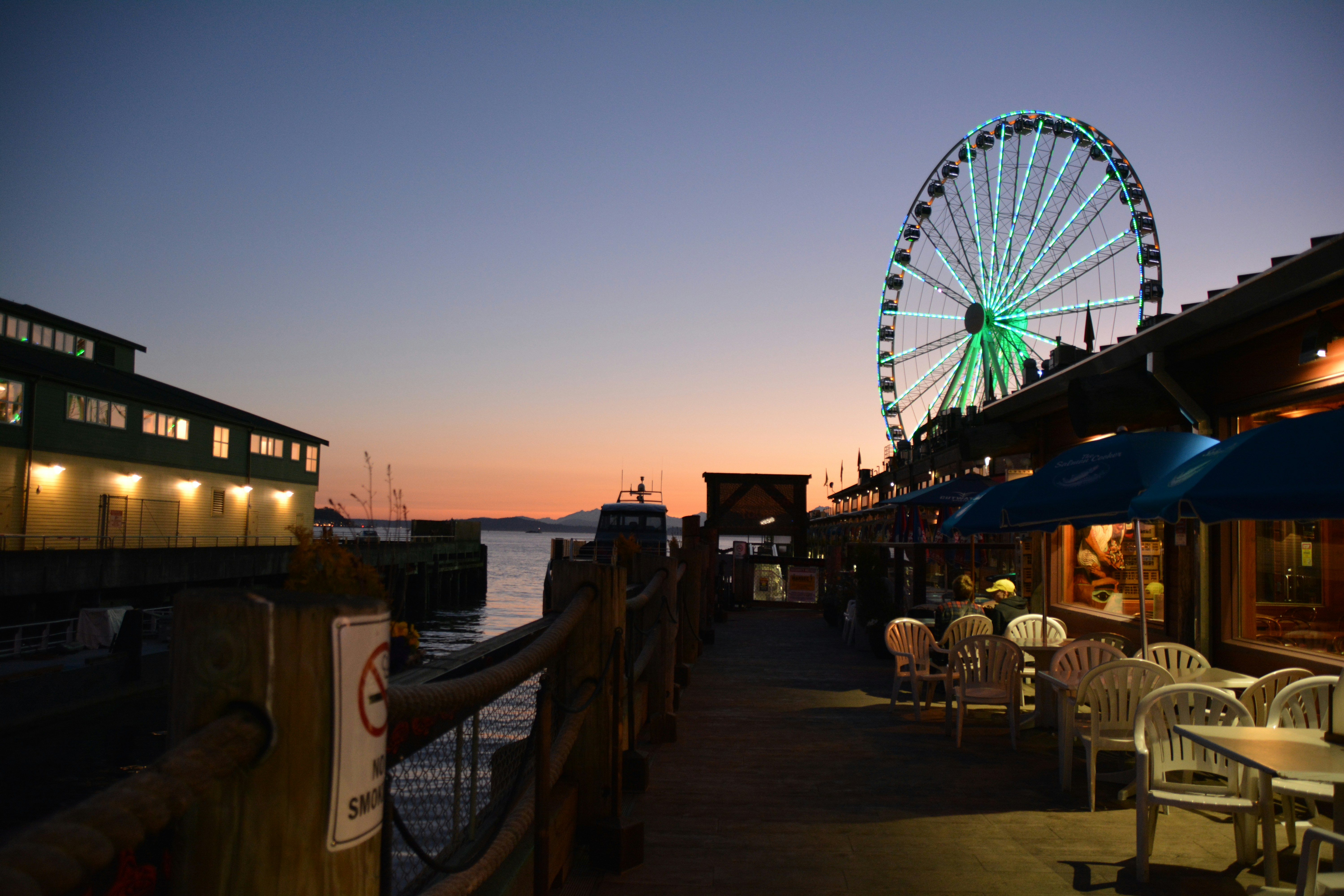 Un muelle con una noria al fondo