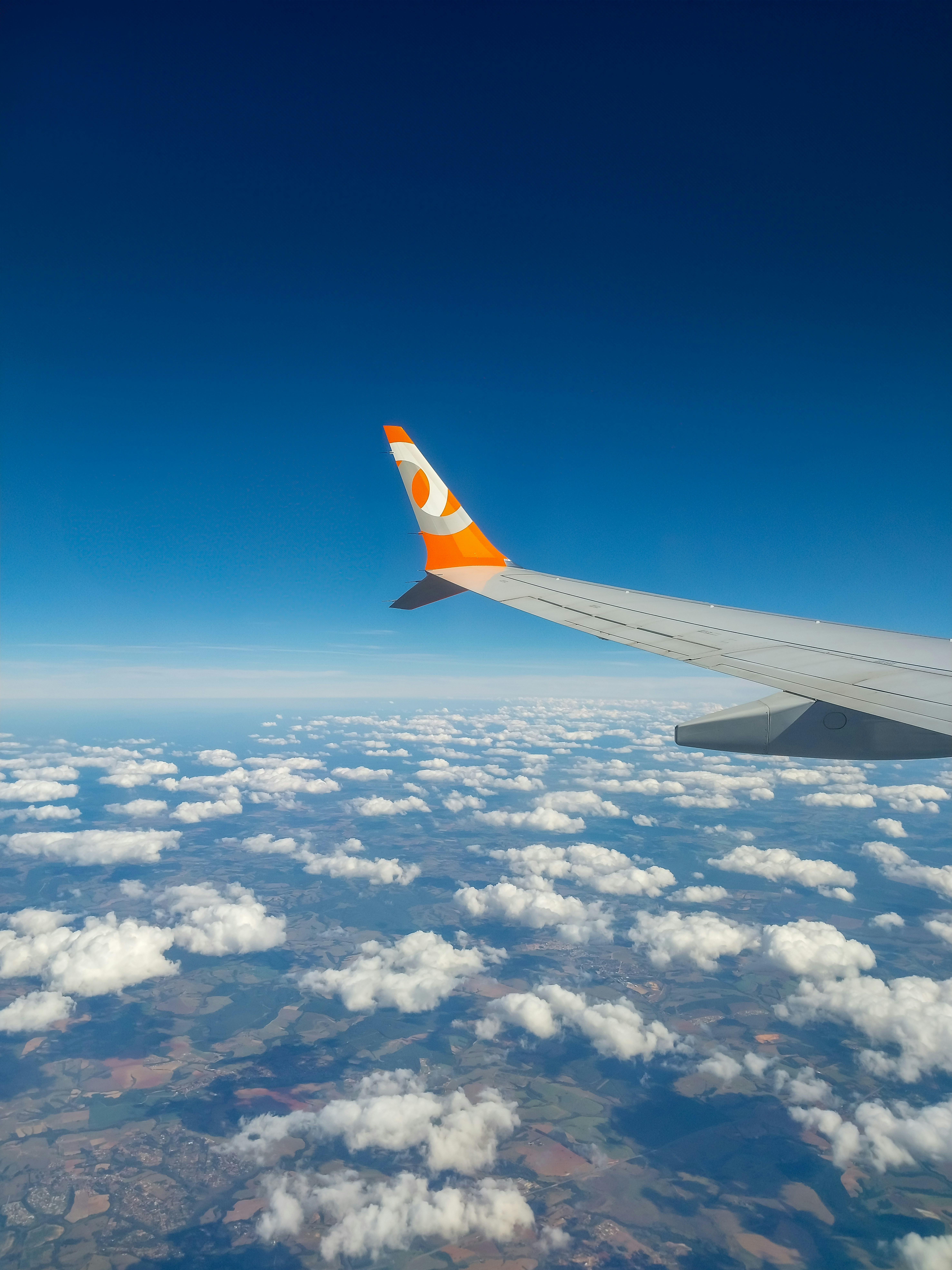 Ein Blick auf den Flügel eines Flugzeugs am Himmel