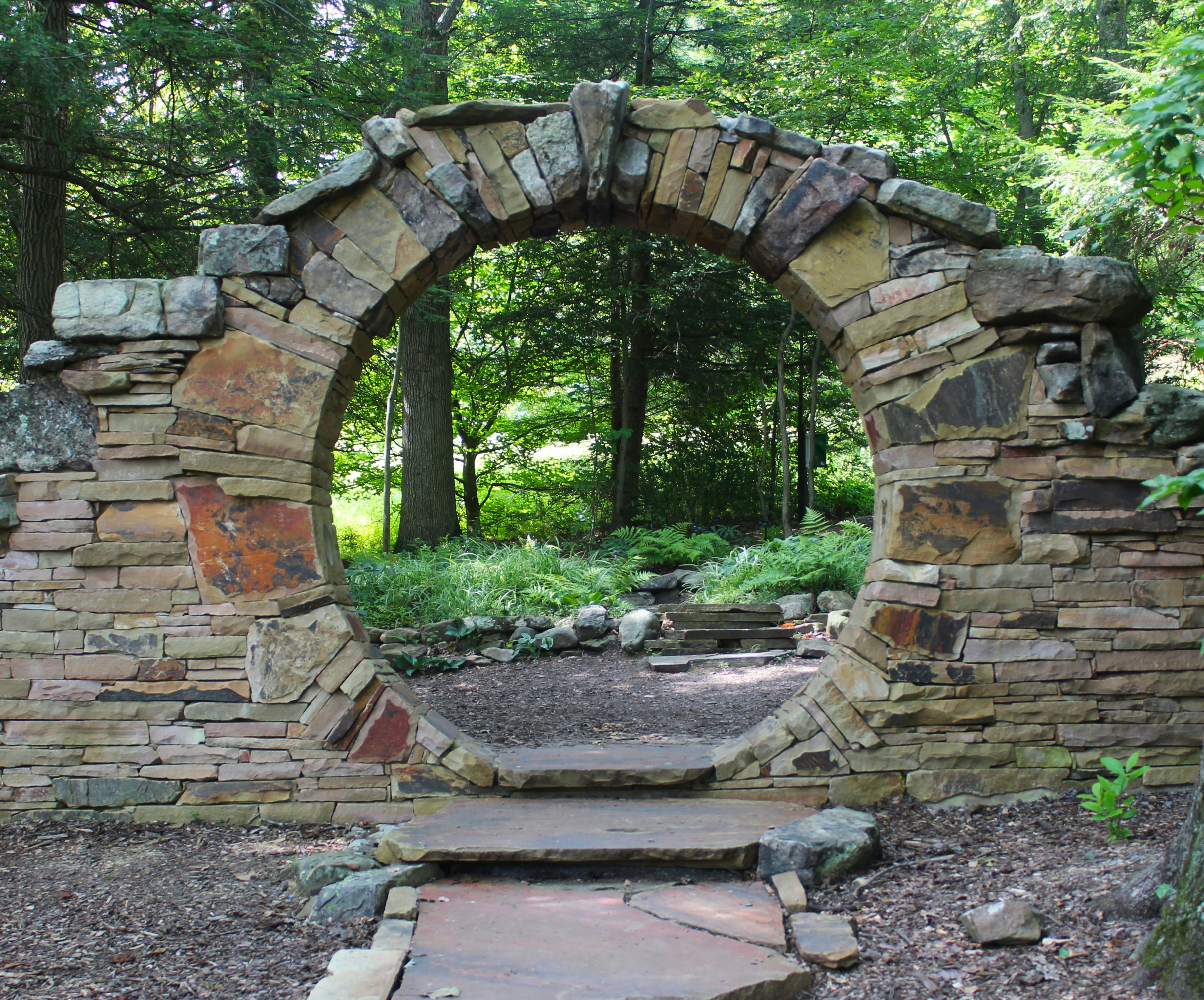 Um arco de pedra no meio de uma floresta