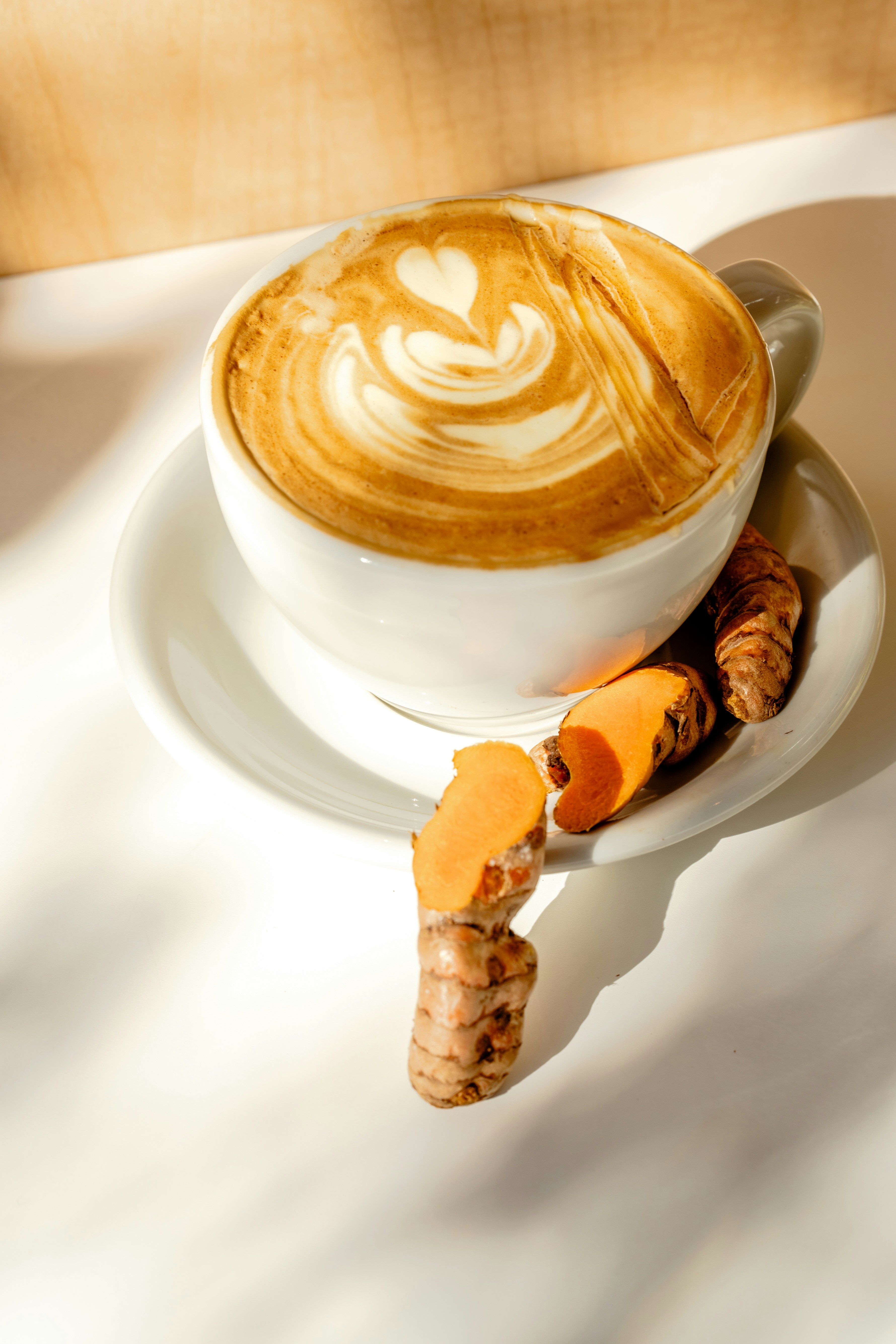 Cappuccino di atas piring di atas meja
