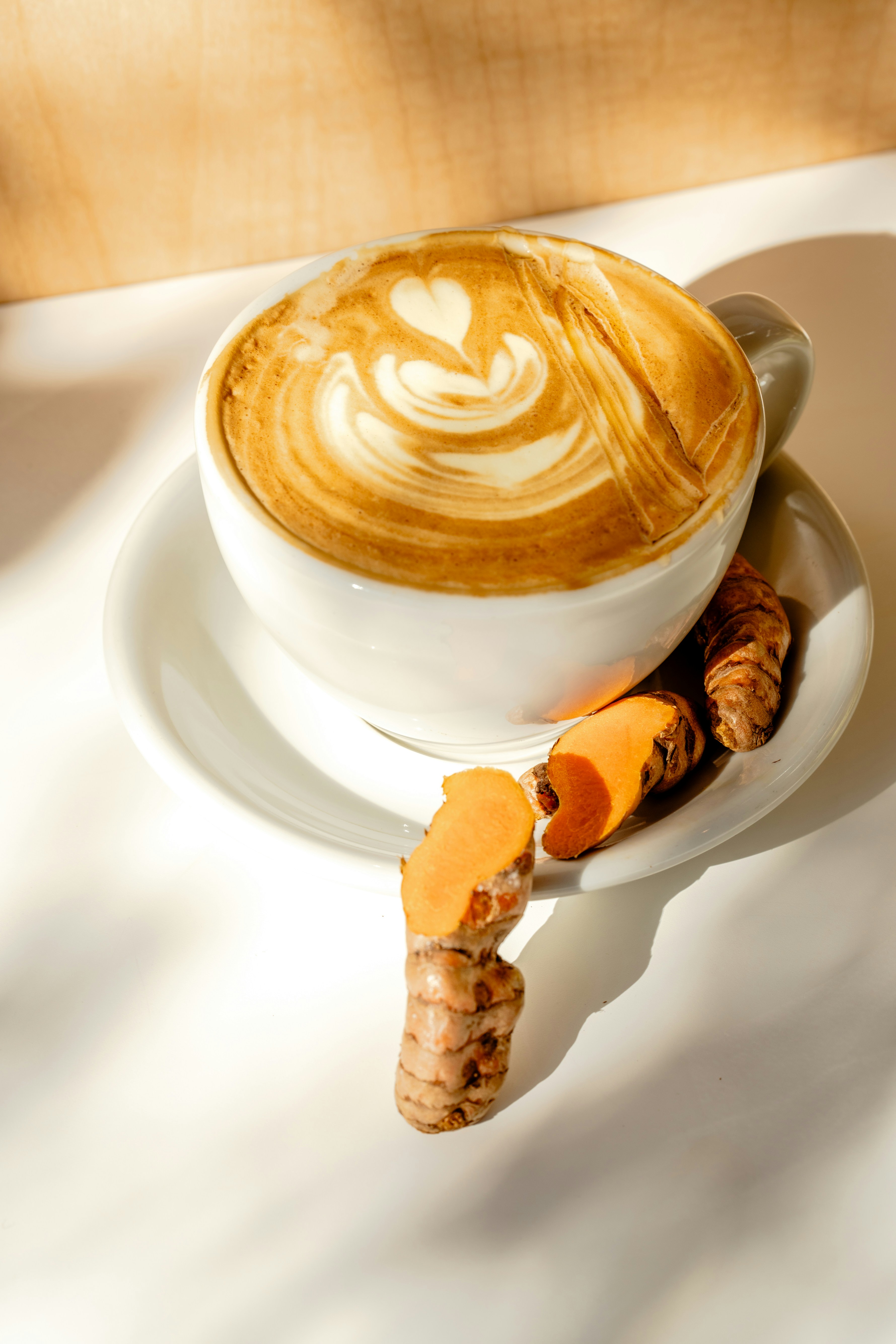 Cappuccino di atas piring di atas meja