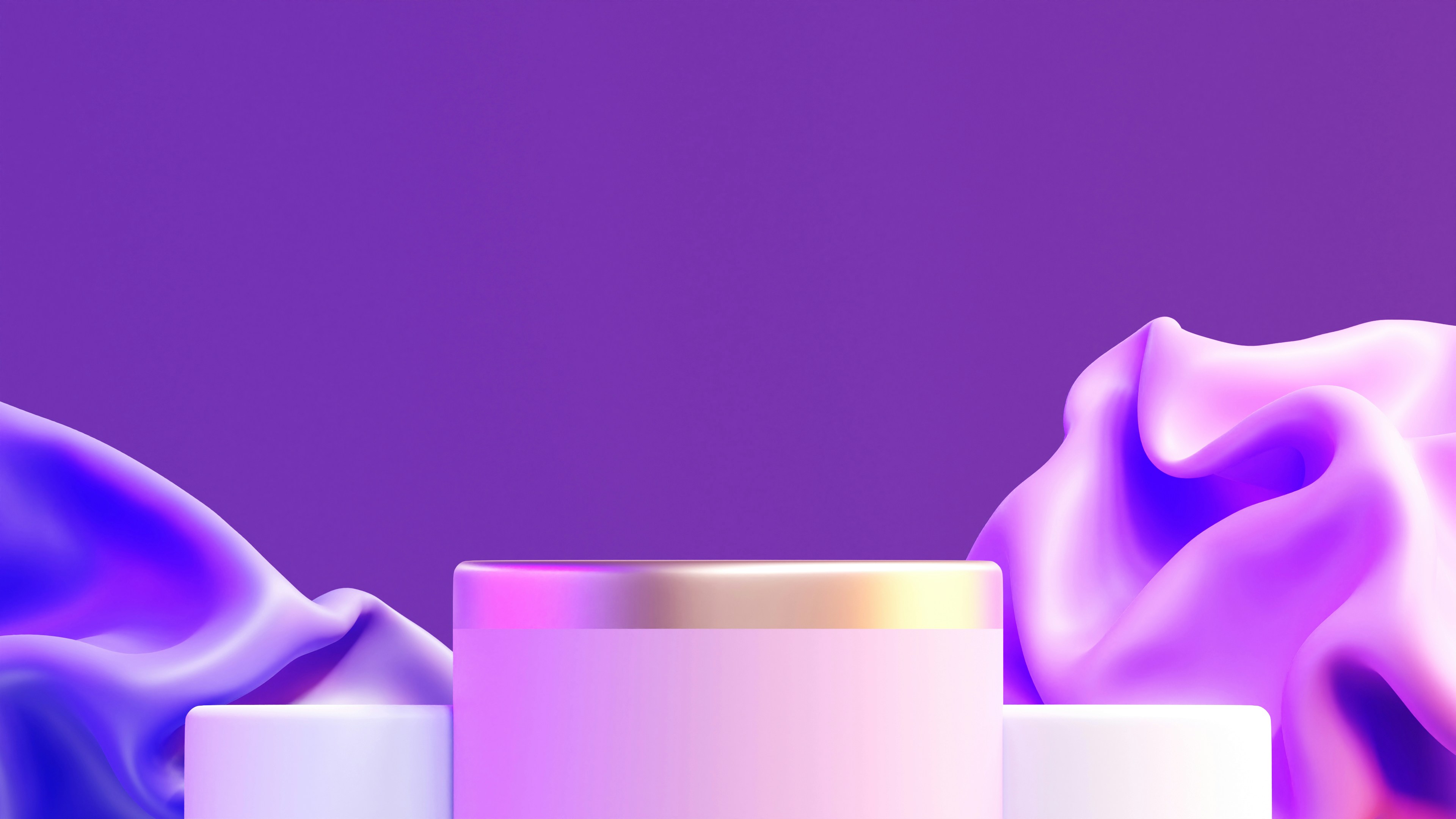 Um close up de um frasco de creme em um fundo roxo