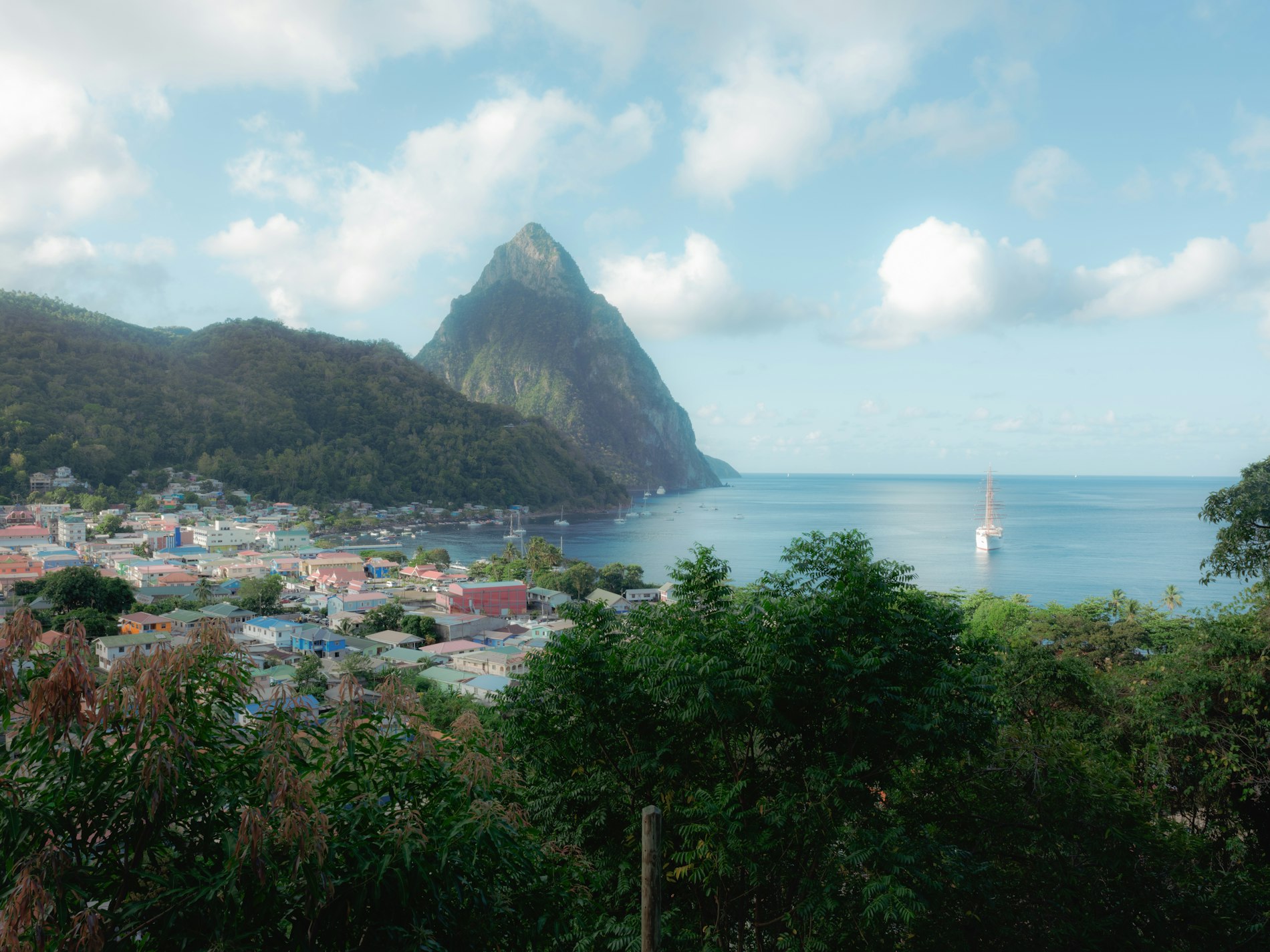 Petit Piton above Soufrière bay, Saint Lucia: St Lucia citizenship by investment, CBI-paspoortverlenging: kosten, biometrie en termijnen per land (2026)
