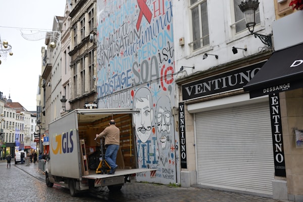 Umzugswagen in einer Stadtstraße