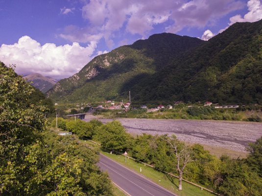 A scenic view of a river and mountains — Lahij, Azerbaijan