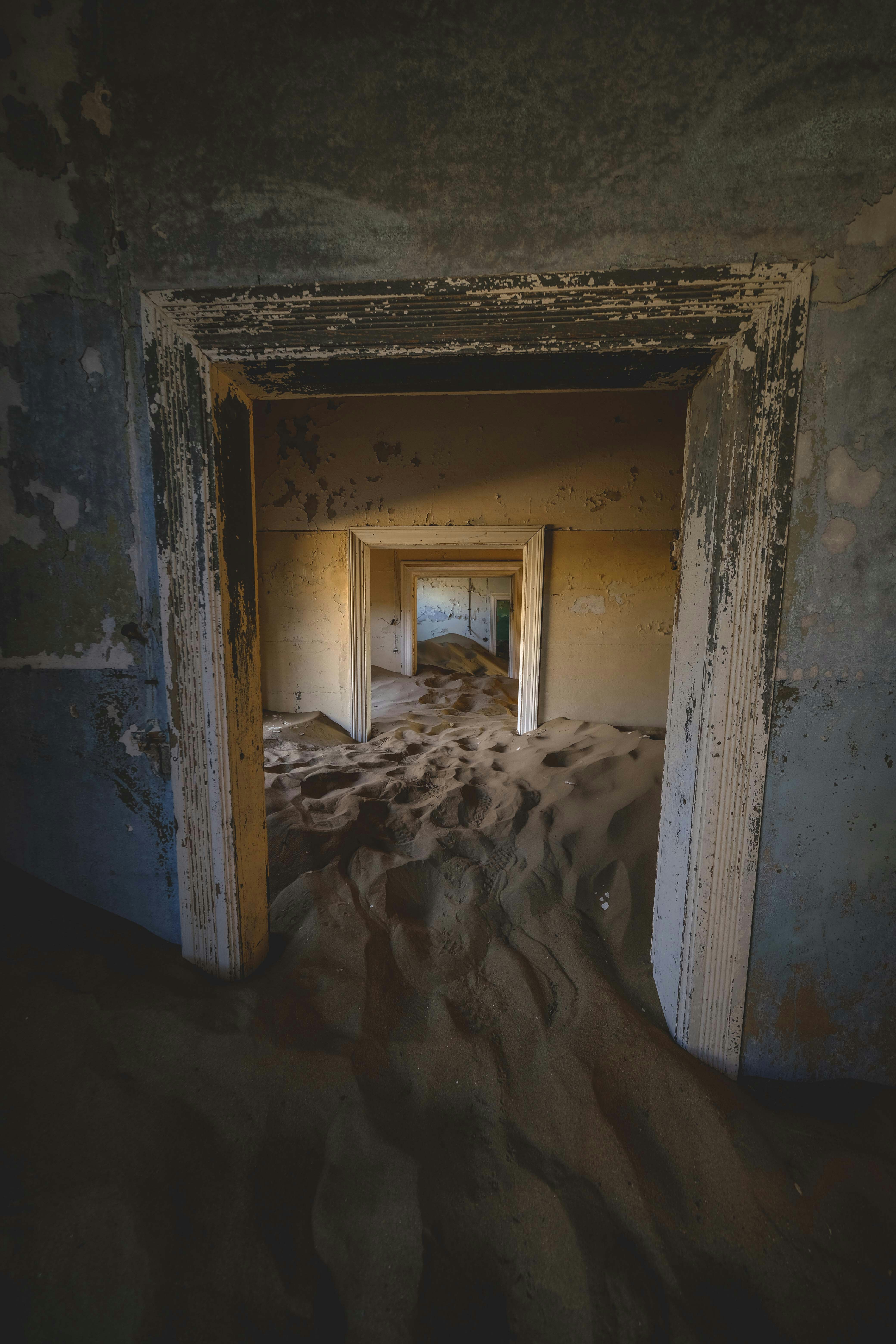 한가운데에 문이 있는 어두운 방