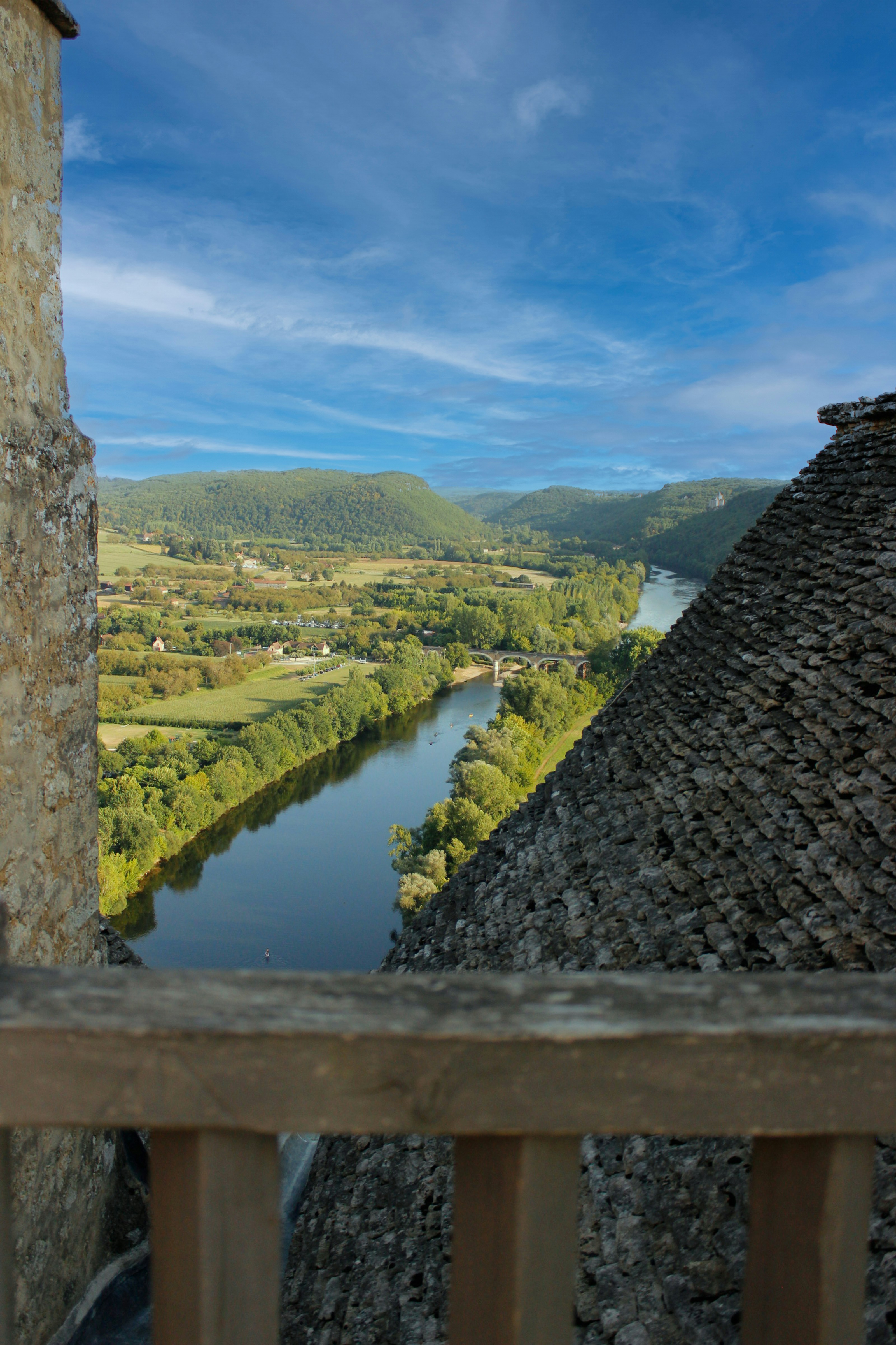 Vista di un fiume da un balcone