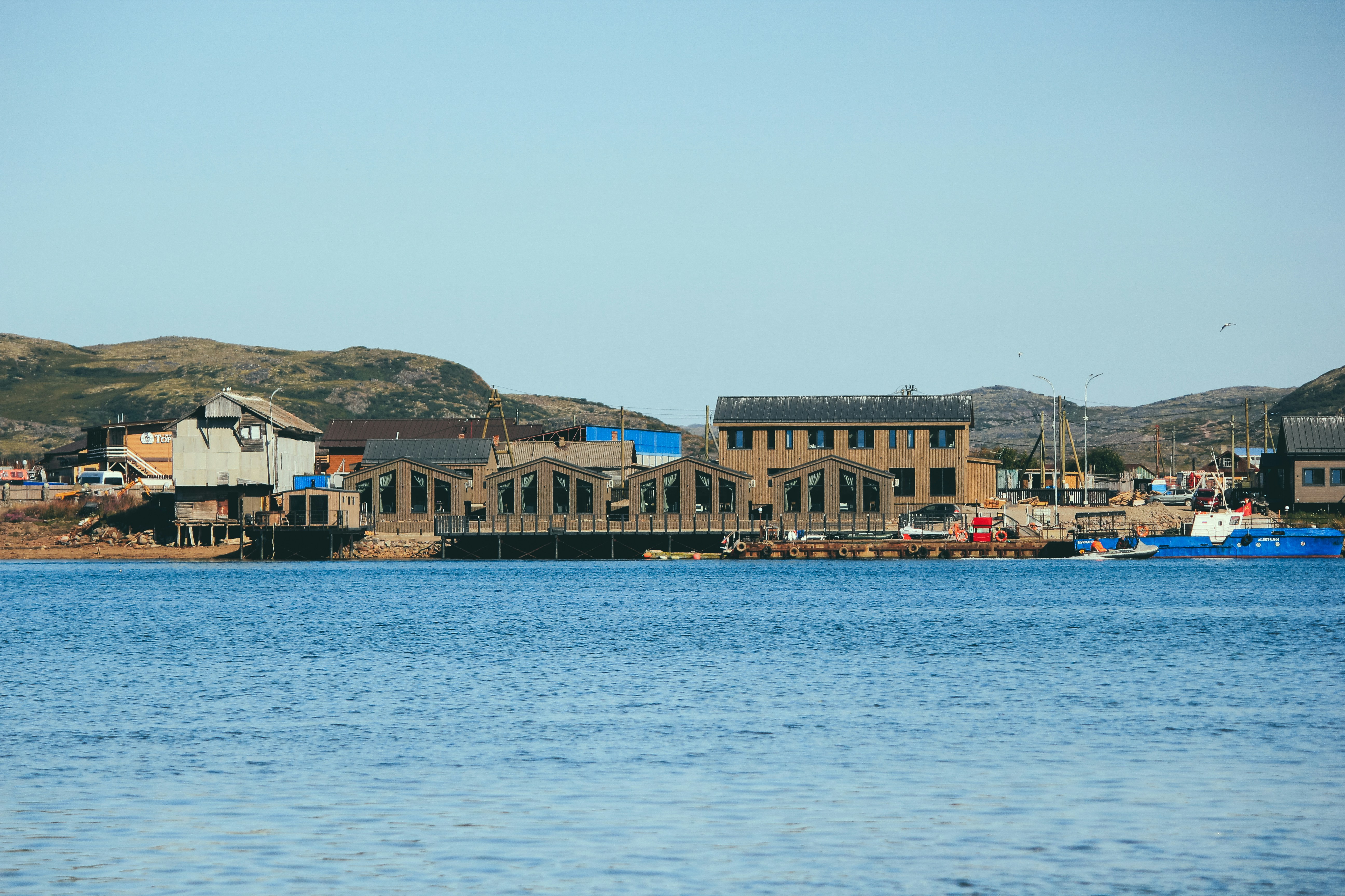 Ein großes Gewässer mit Gebäuden im Hintergrund