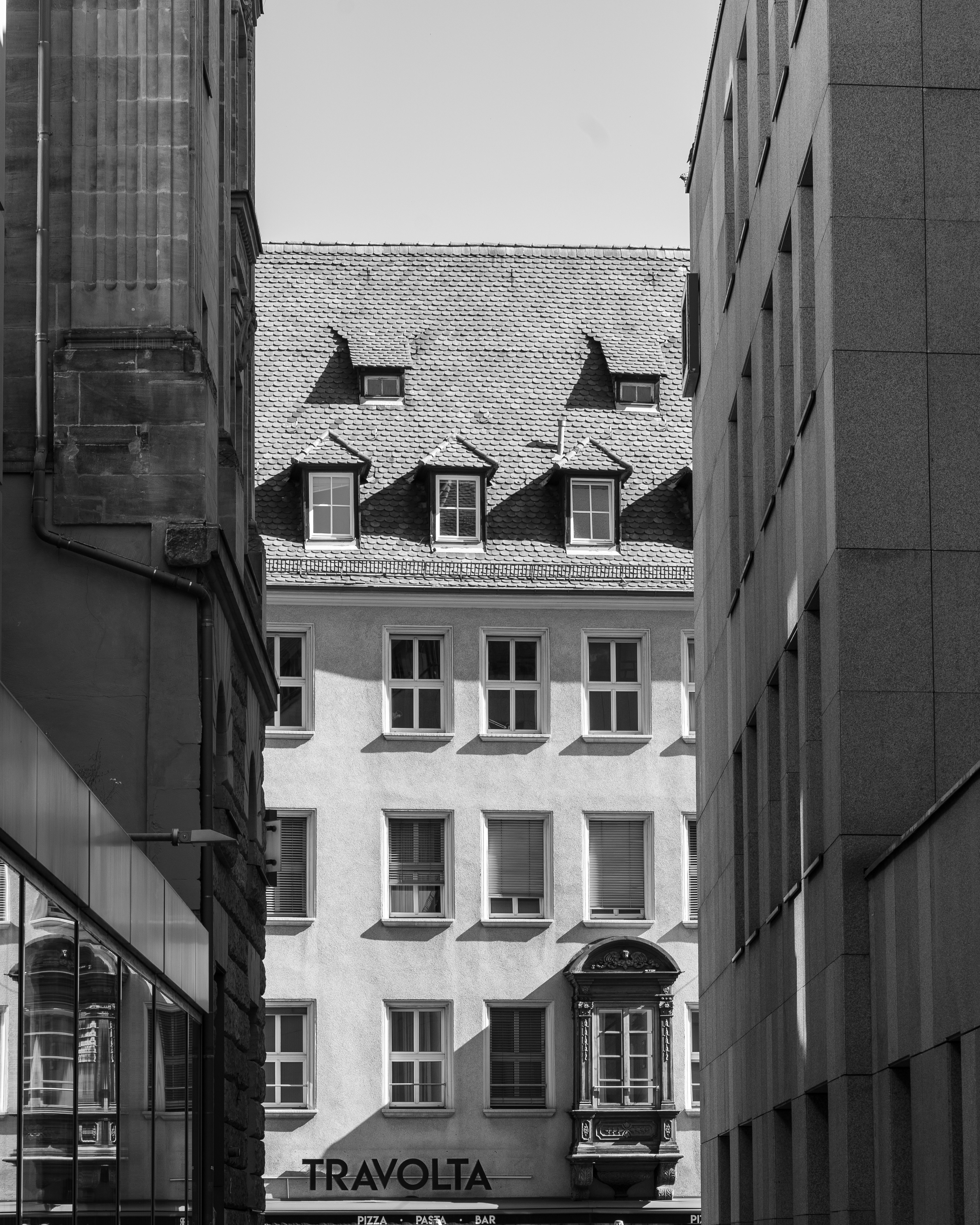 A black and white photo of a city street