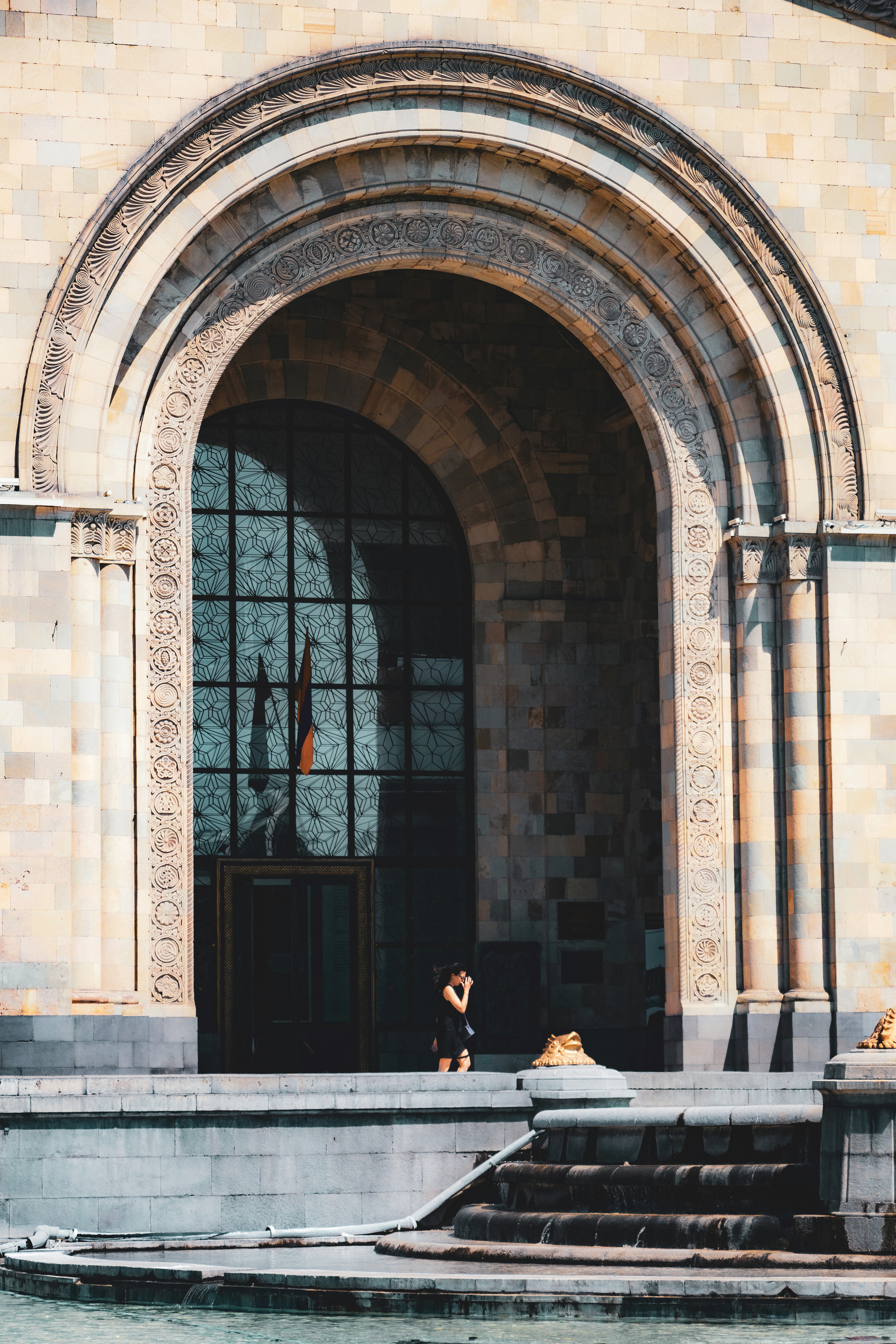 Un grande edificio con una fontana di fronte