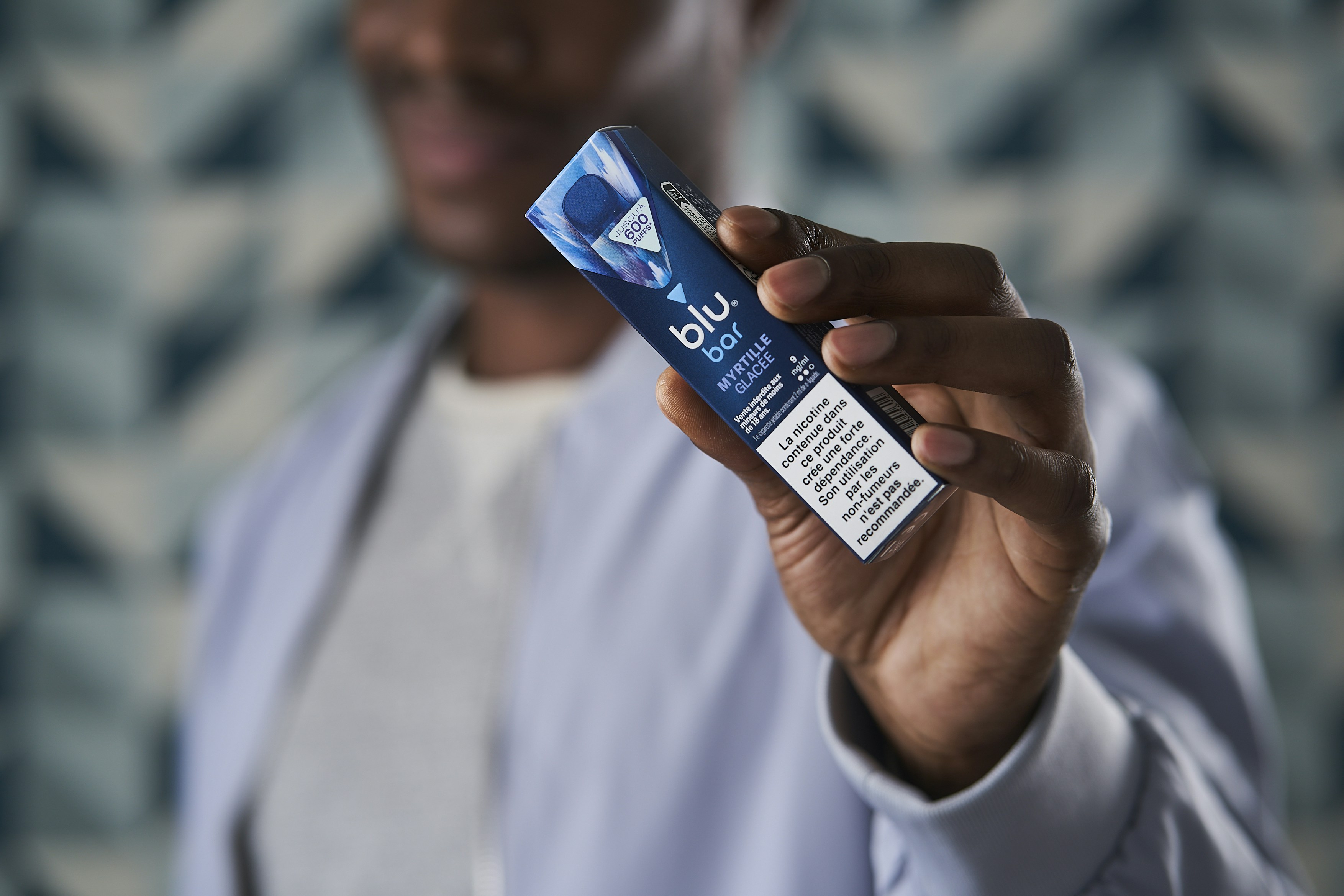 Um homem segurando um tubo de pasta de dente na mão