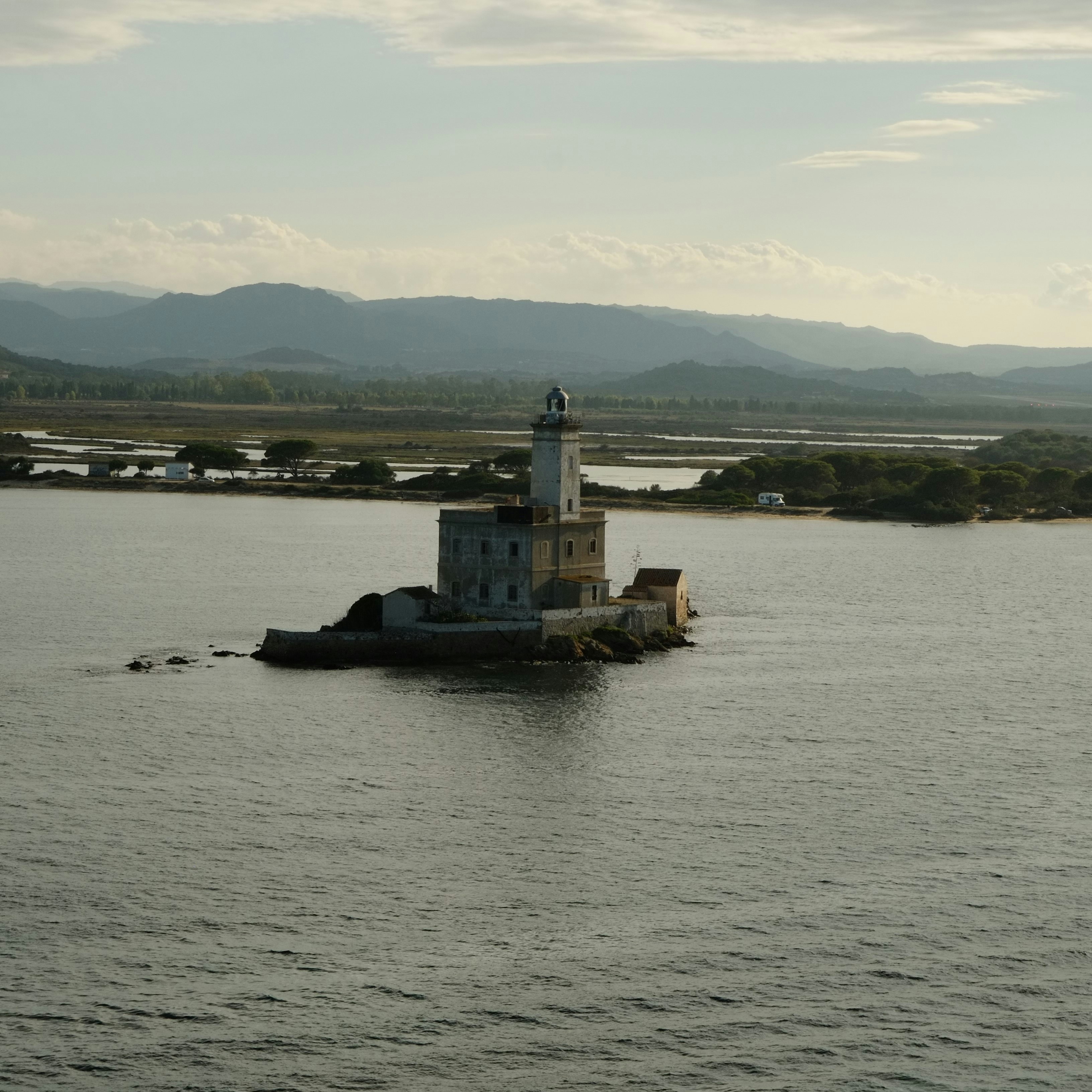 Ein Leuchtturm auf einer kleinen Insel mitten in einem See