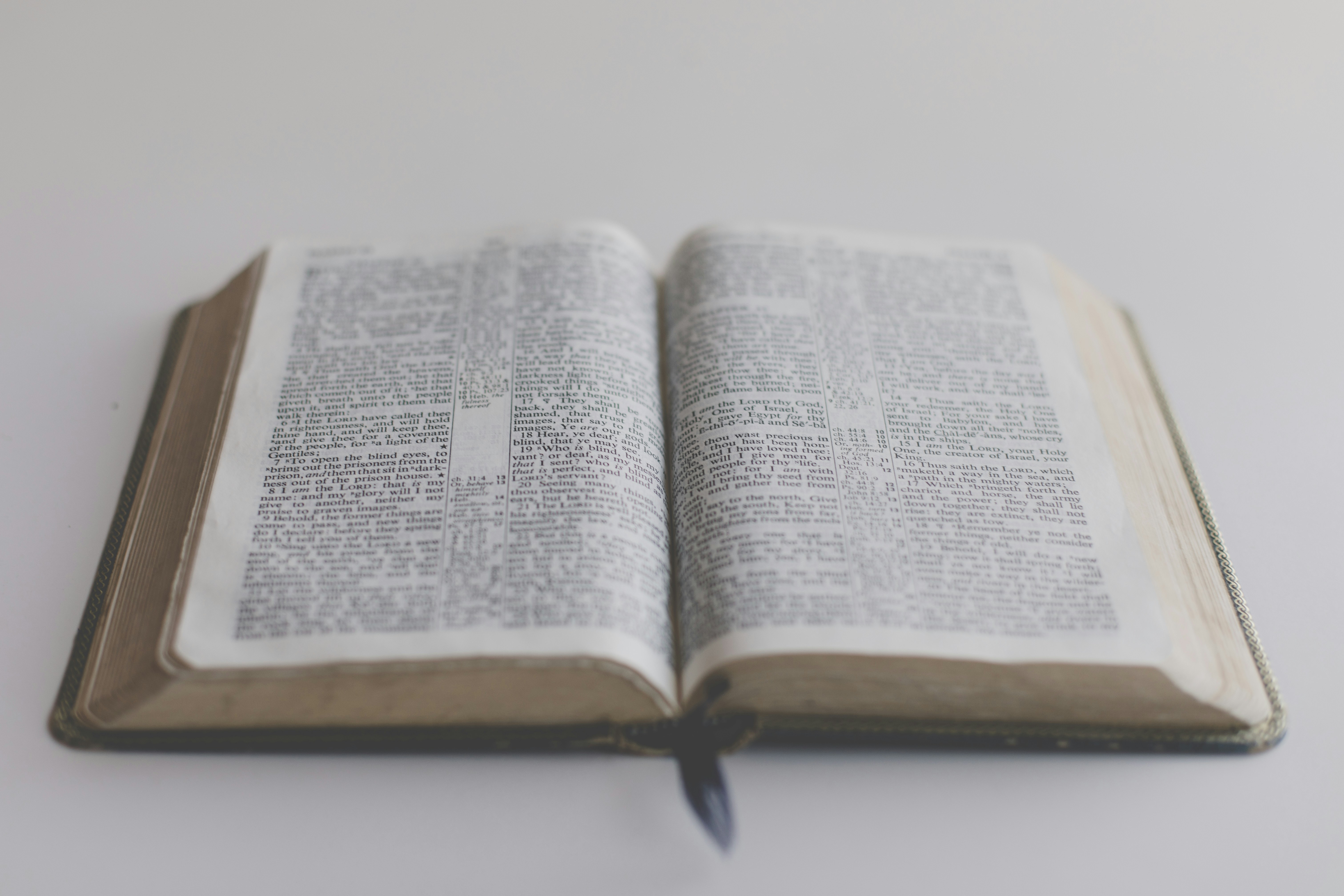 Um livro aberto sentado em cima de uma mesa foto – Imagem grátis sobre Livro  na Unsplash, image size:3000x2000