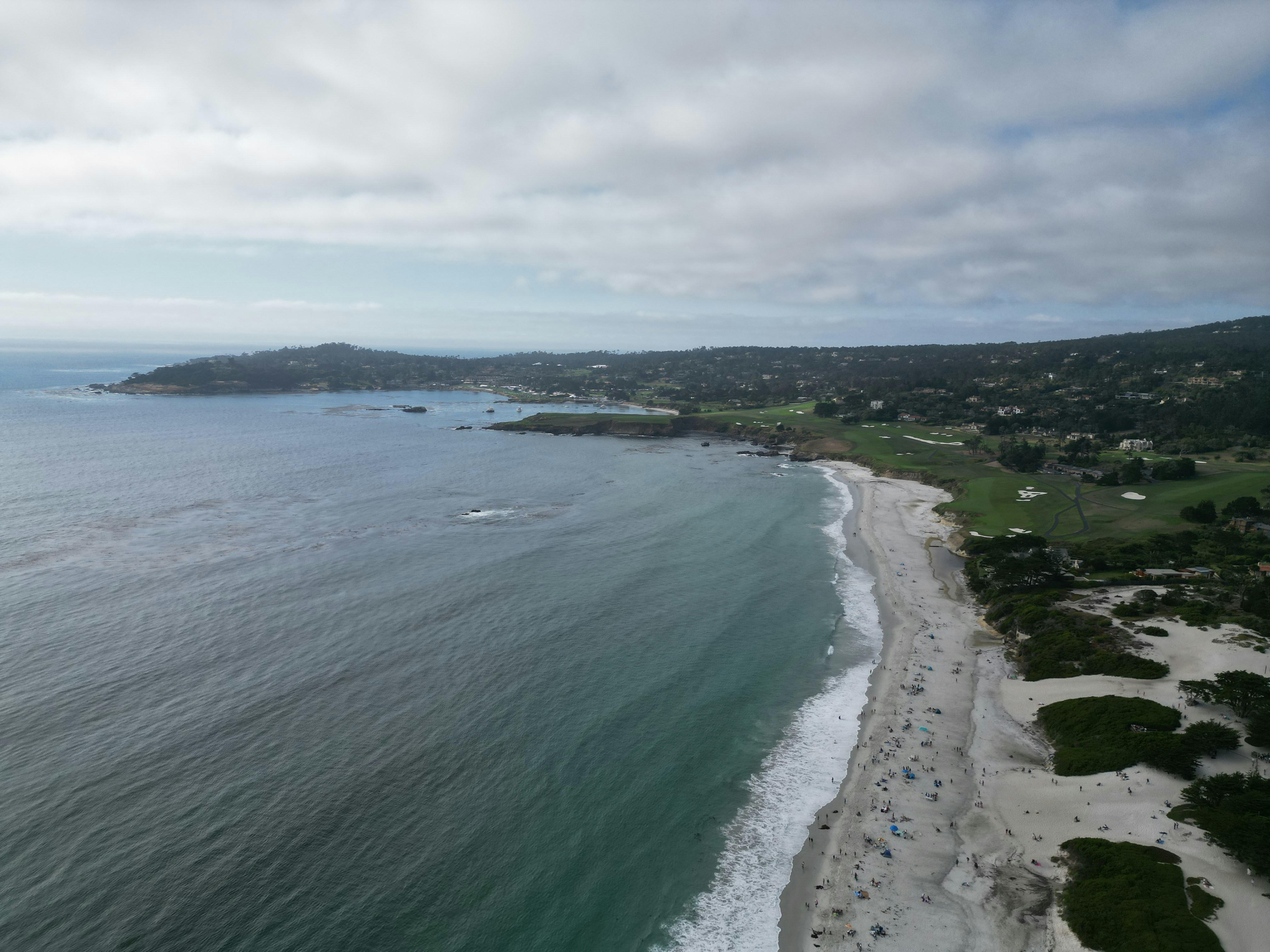 Eine Luftaufnahme eines Strandes und eines Gewässers