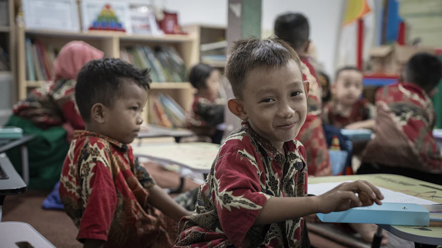 Murid berseragam batik belajar di ruang kelas