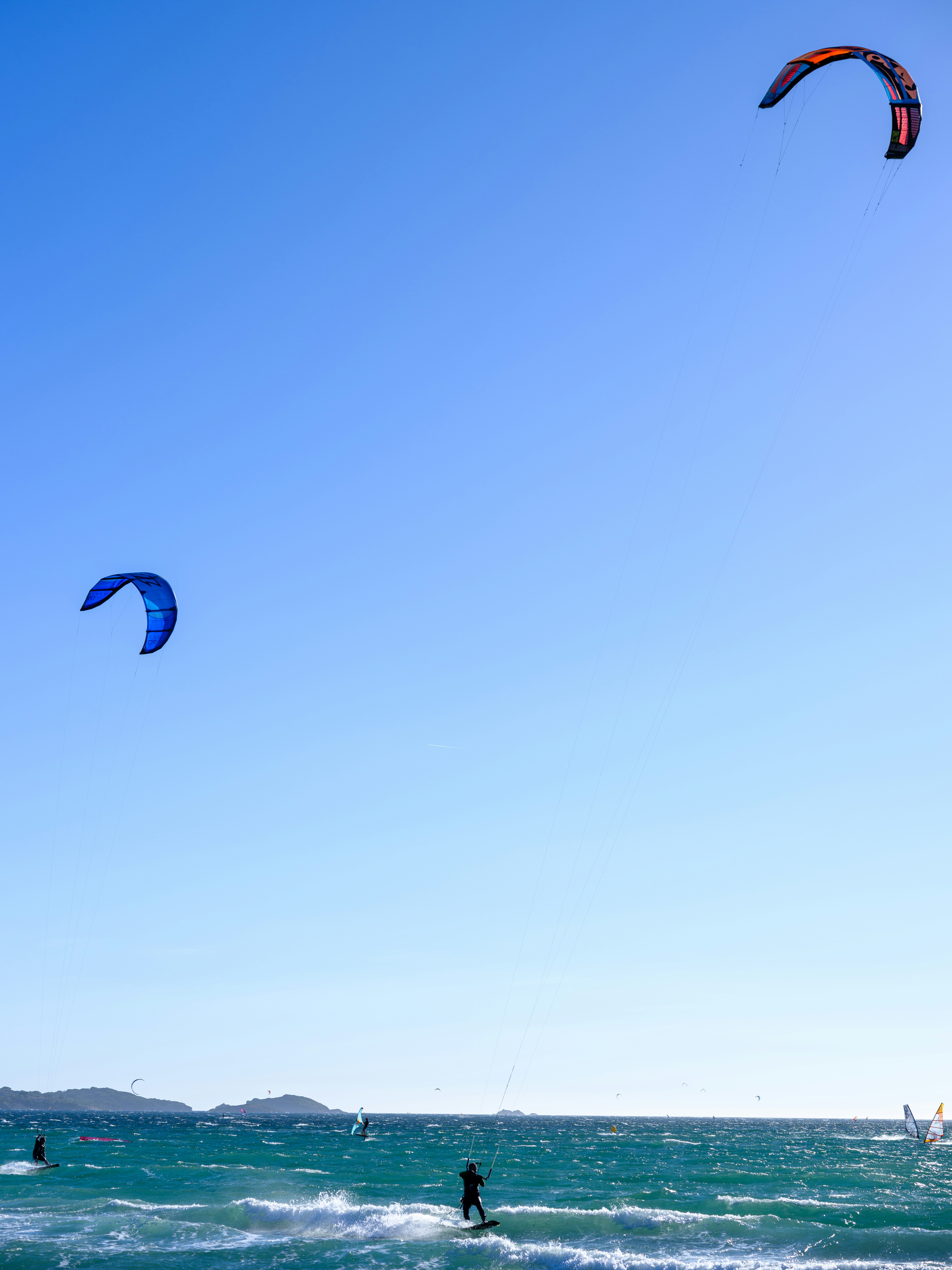 Un grupo de personas para navegar en el océano