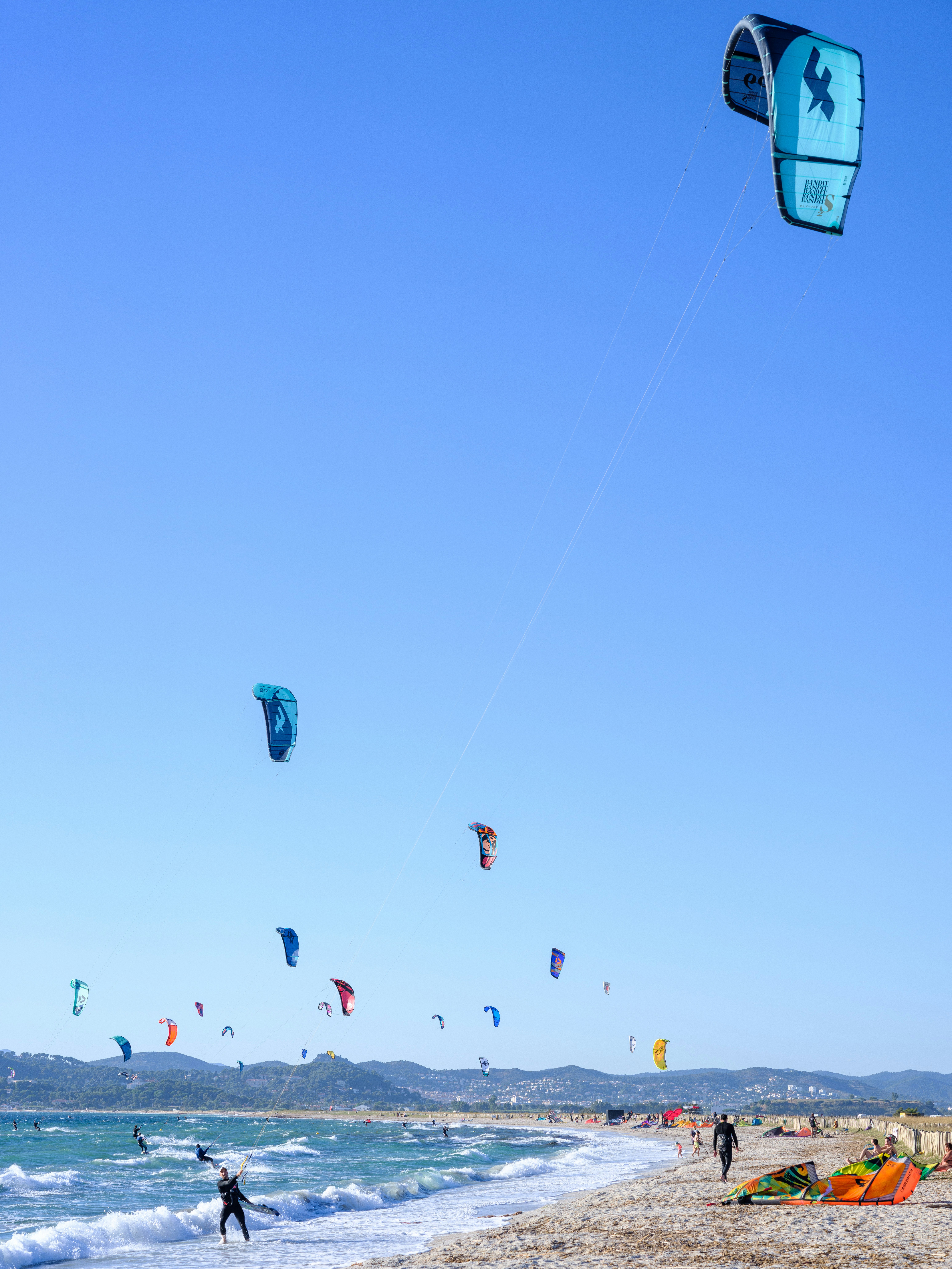 Un grupo de personas en una playa volando cometas