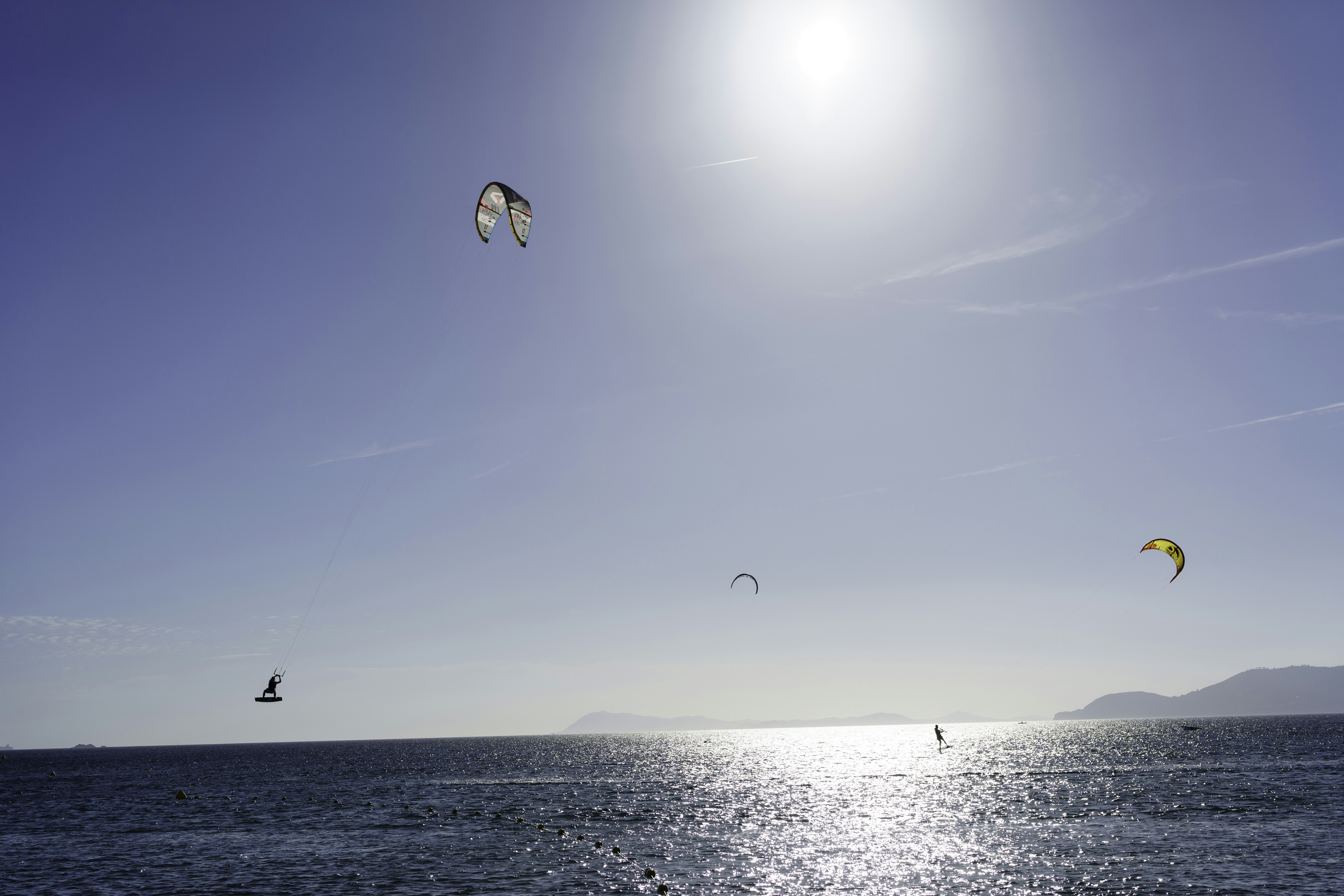 Un grupo de personas volando cometas sobre el océano