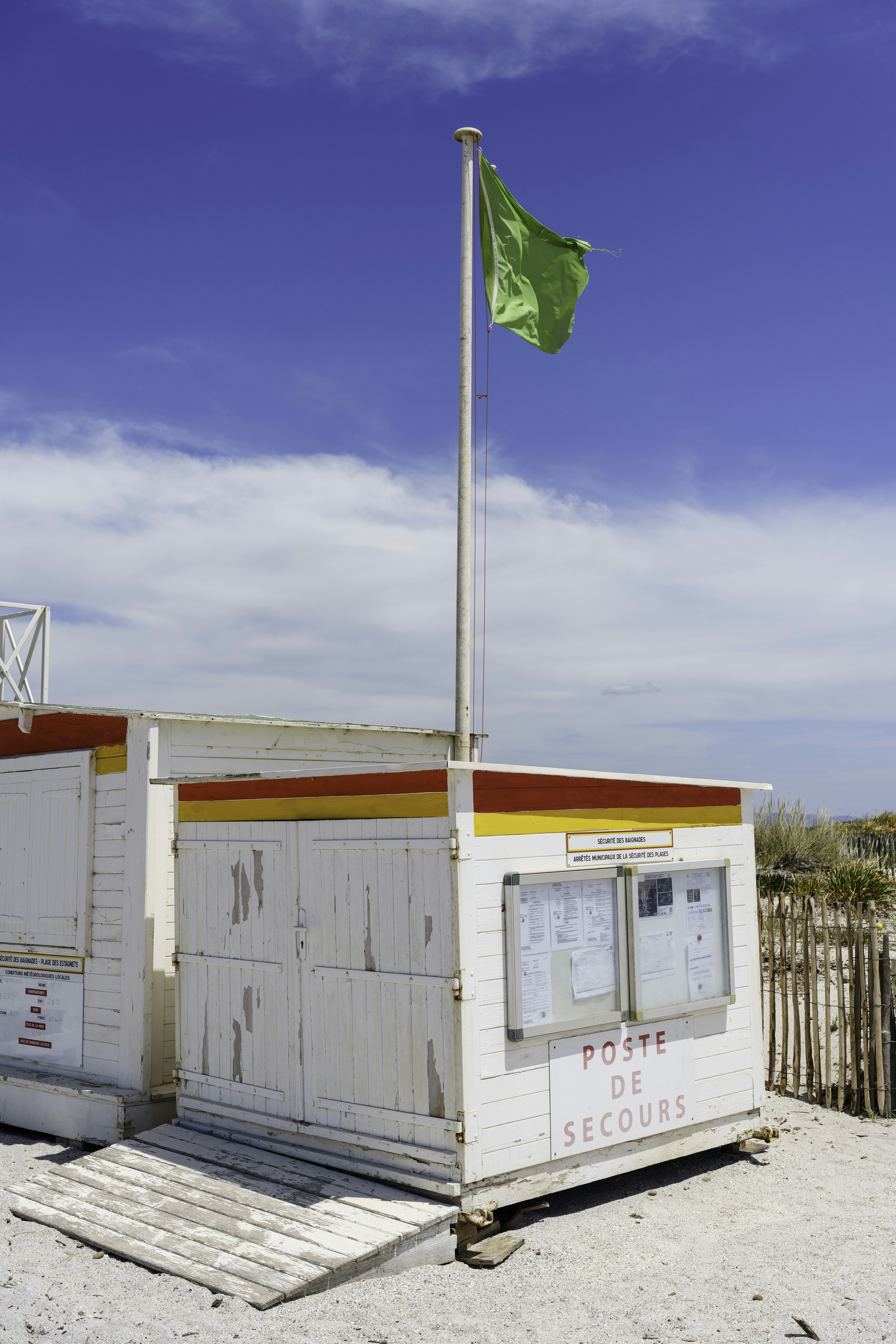 Un pequeño edificio con una bandera en la parte superior