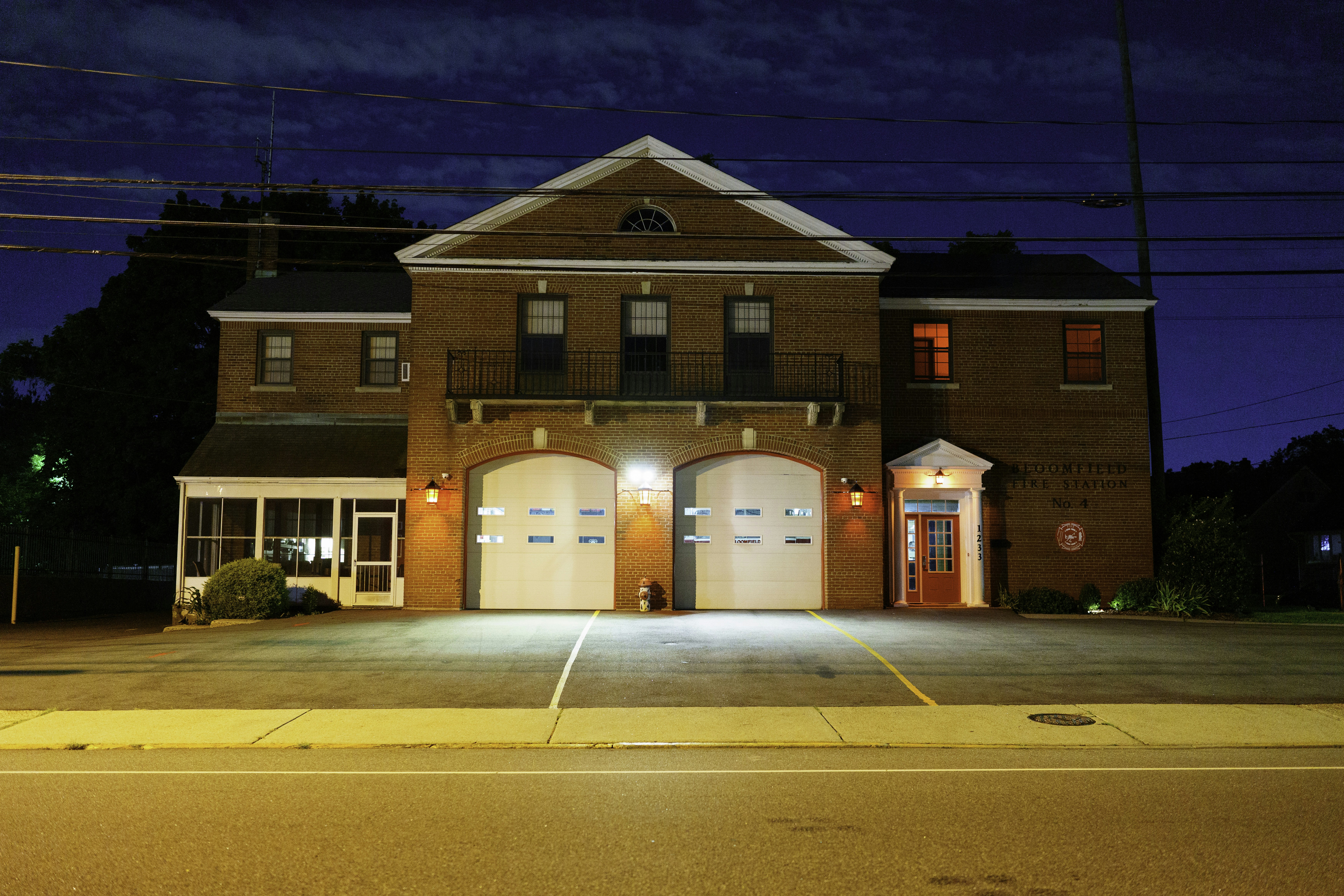 Un gran edificio de ladrillo con dos puertas de garaje