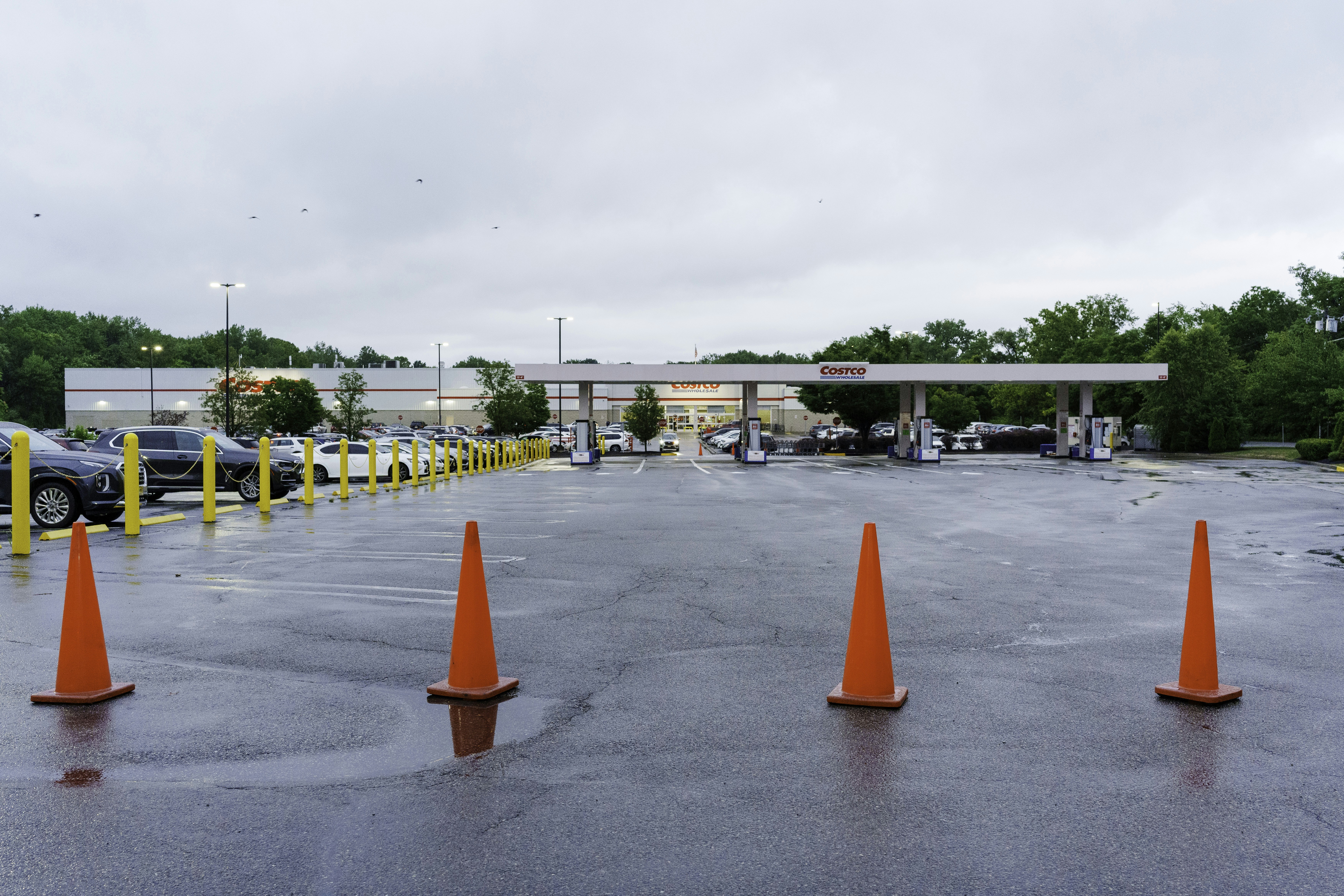Un estacionamiento lleno de muchos conos naranjas