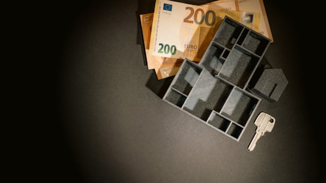 A bunch of keys sitting on top of a pile of money