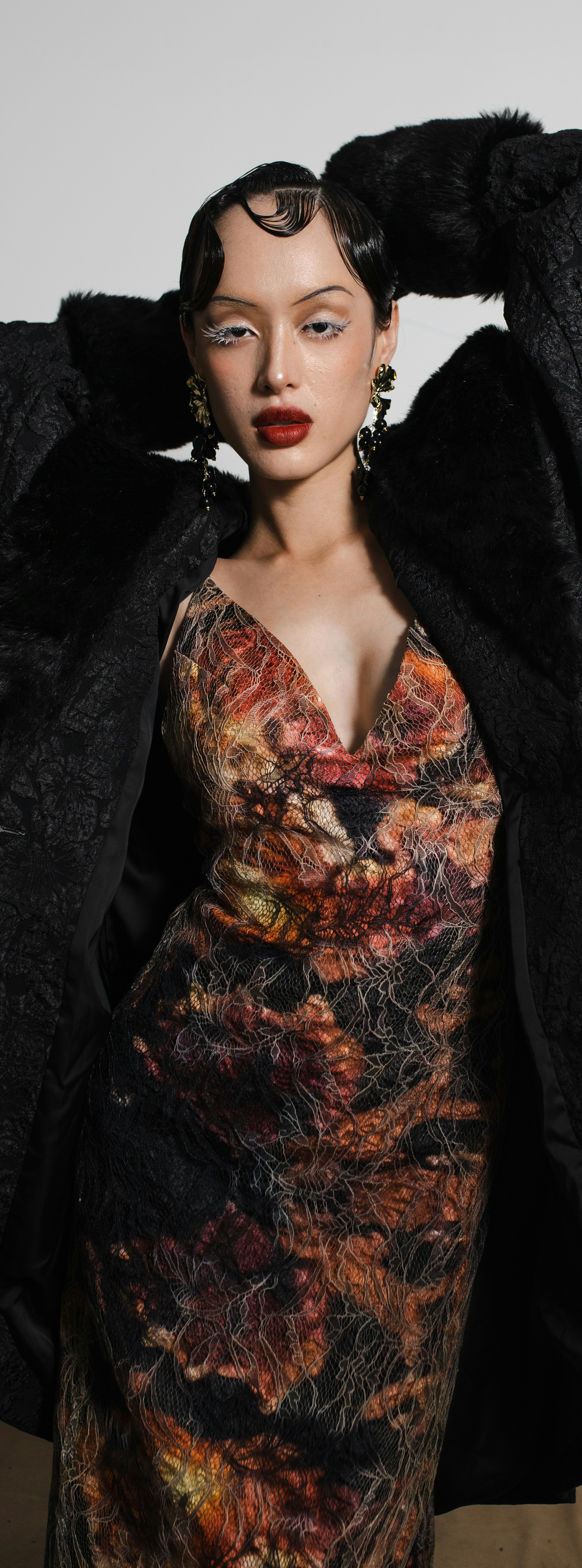 Uma mulher em um vestido e casaco de pele