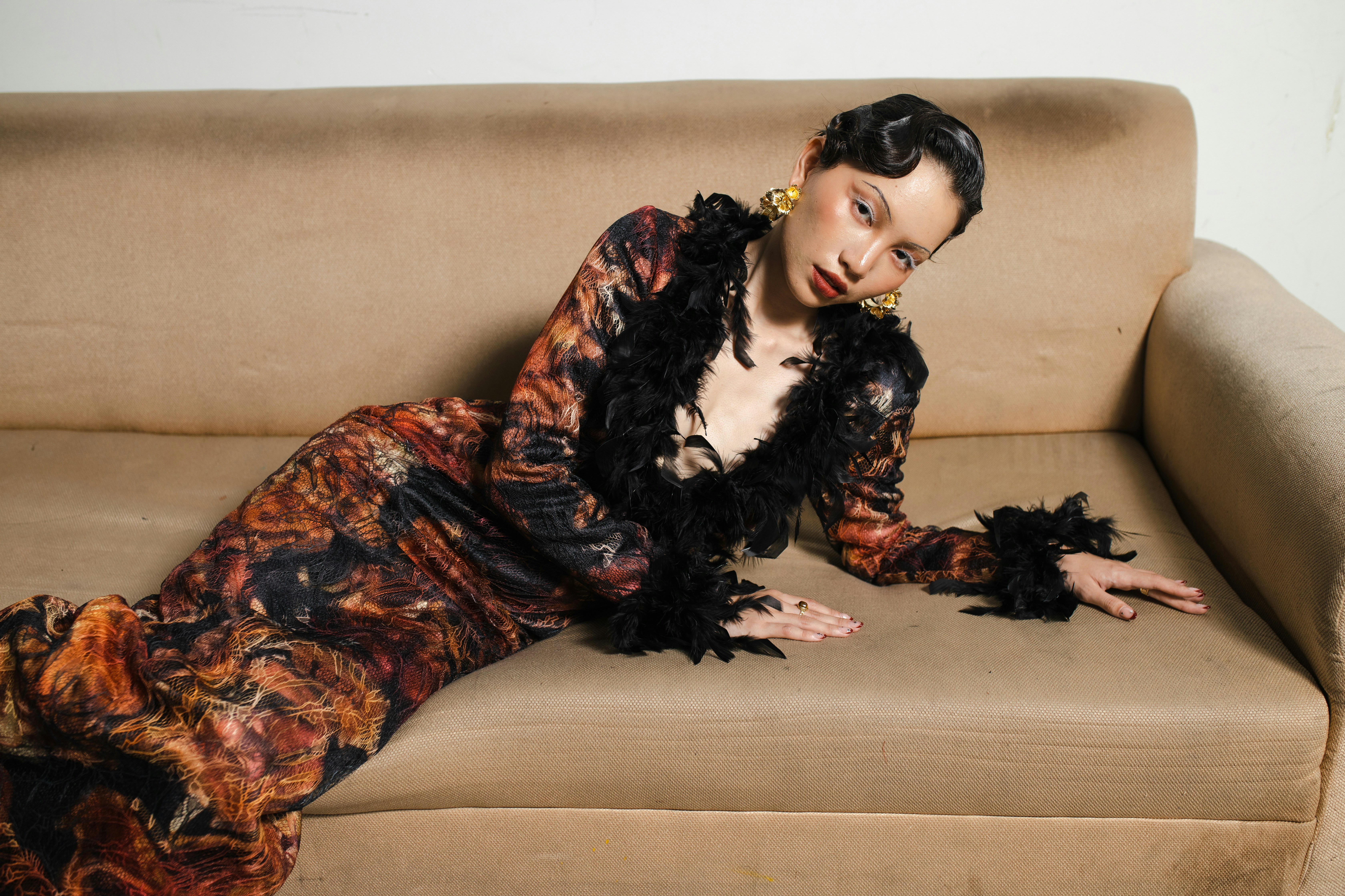 Uma mulher deitada em um sofá usando um vestido
