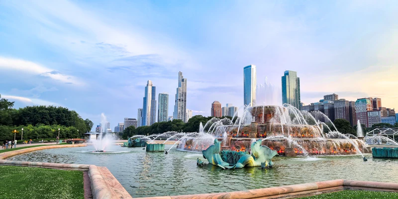 Buckingham Fountain spraying water in Grant Park, Chicago