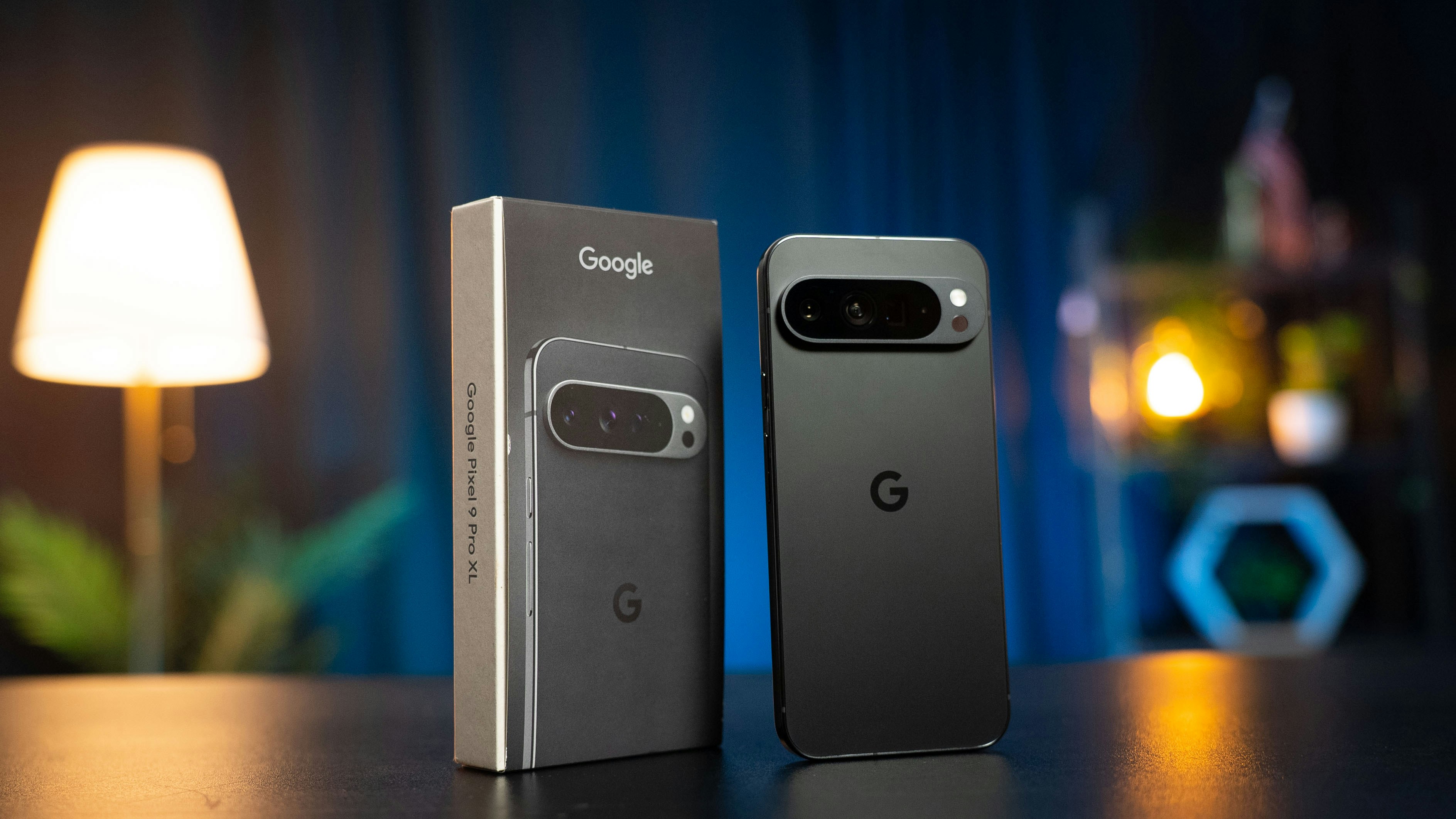 Dos teléfonos celulares sentados uno al lado del otro sobre una mesa